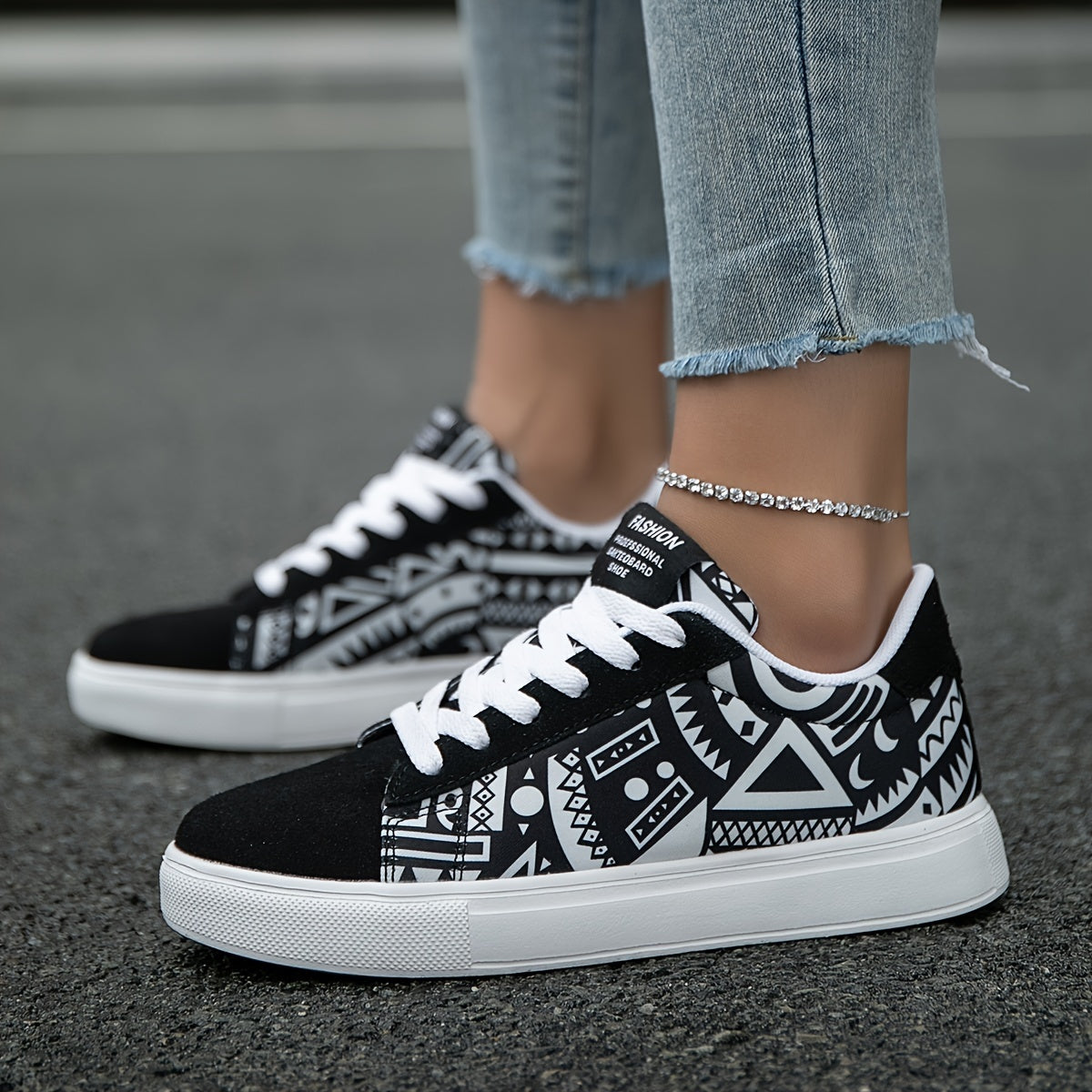 Women's Casual Skate Shoes Lightweight Anti-Slip Fabric Geometric Pattern for Outdoor and Daily Wear