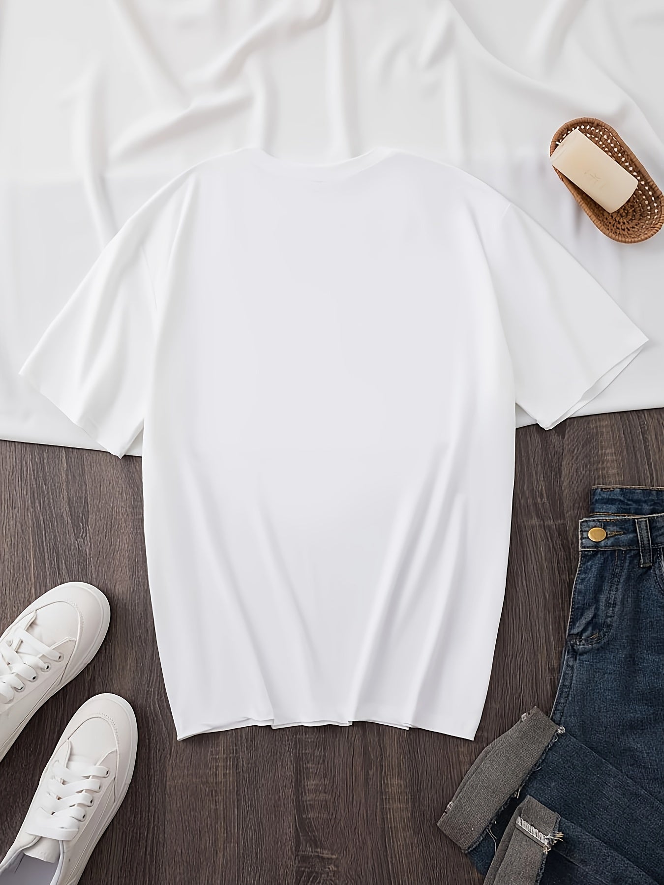 Plus Size Women's Oversized White Graphic T-Shirt Casual Summer Top