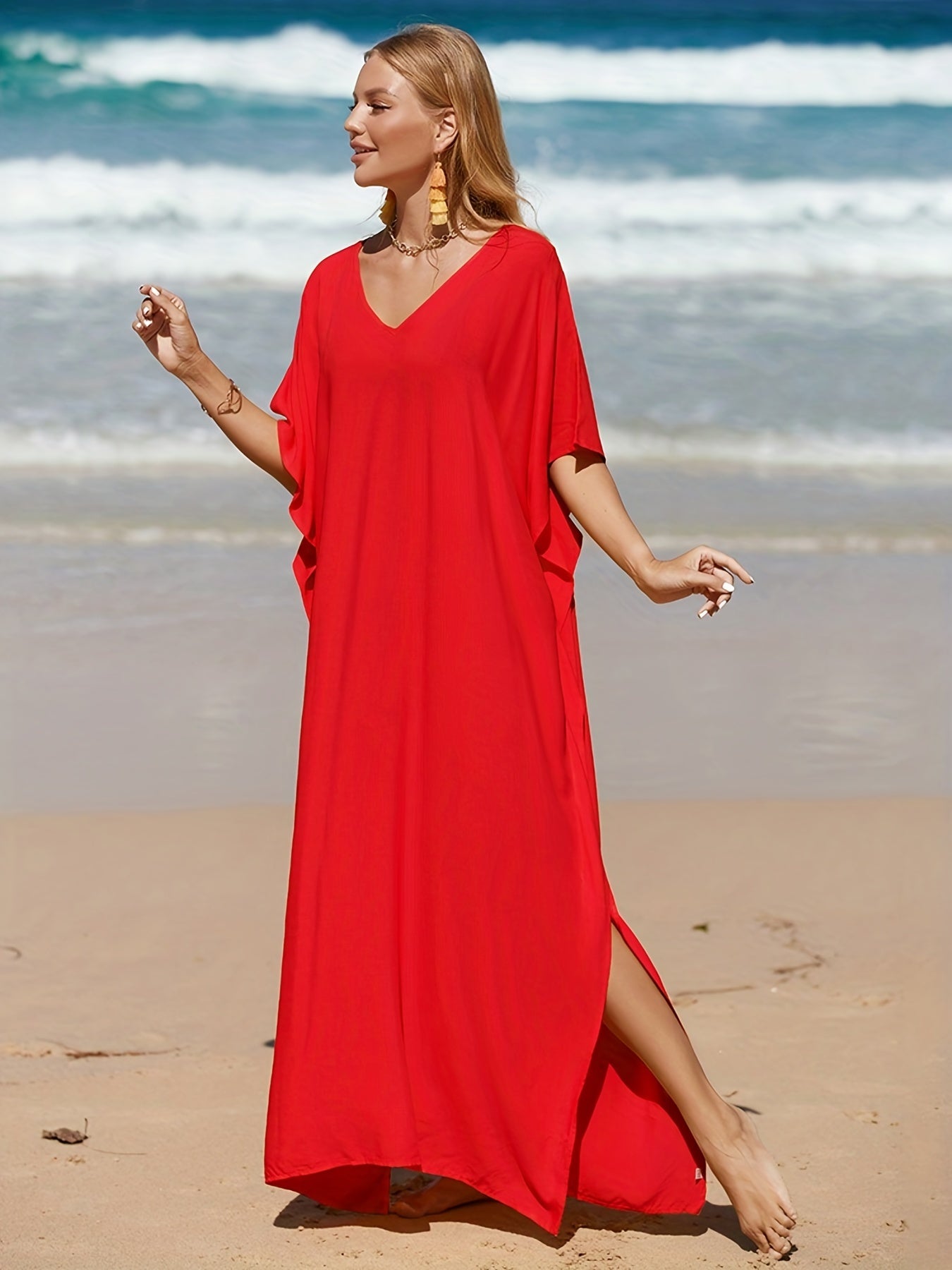 Vestido de playa boho blanco con escote en V, mangas batwing y abertura lateral