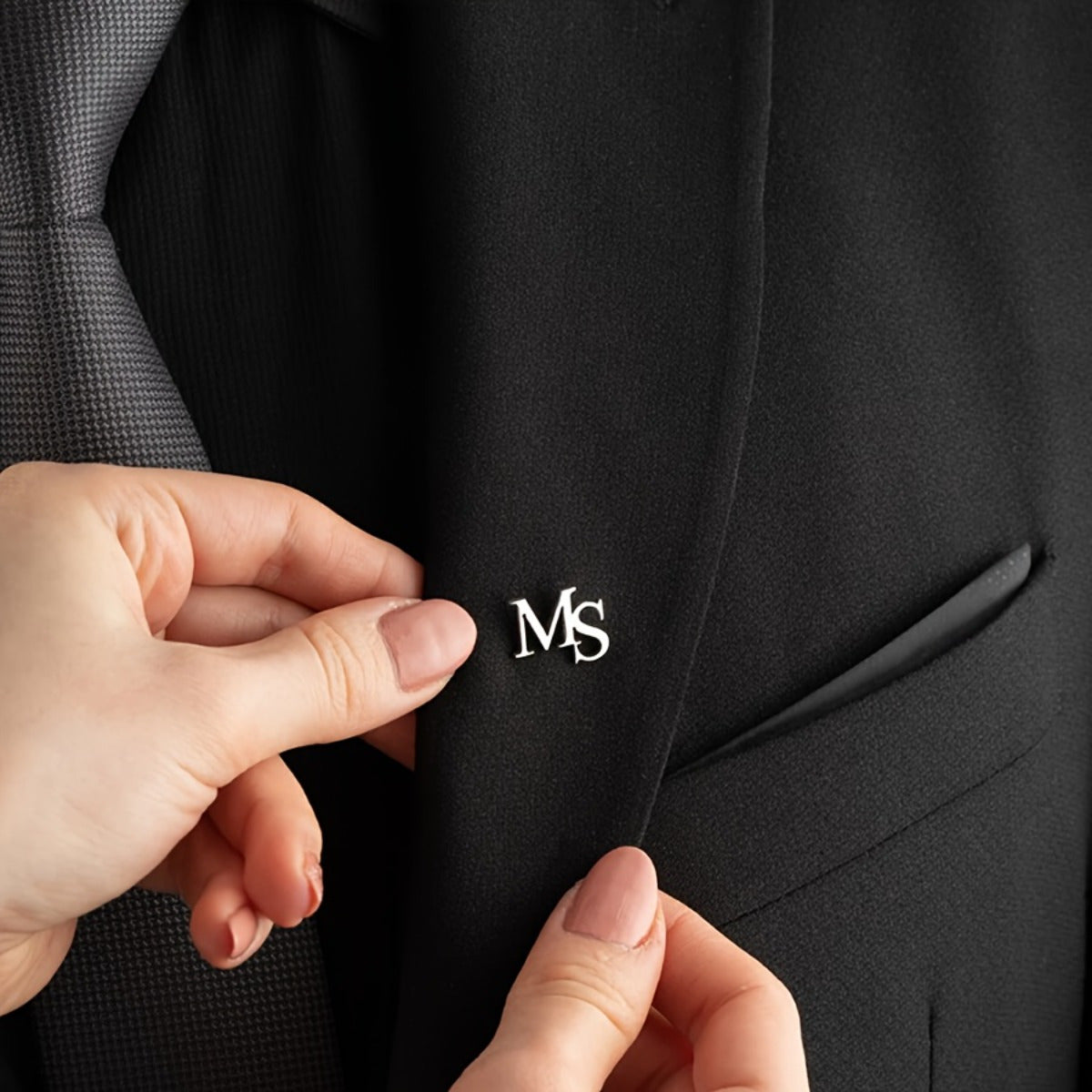 Maxsus tayyorlangan zanglamas po'latdan broshka, 18K oltin qoplama, klassik retro uslubi, har kuni kiyish va maxsus tadbirlar uchun mukammal.