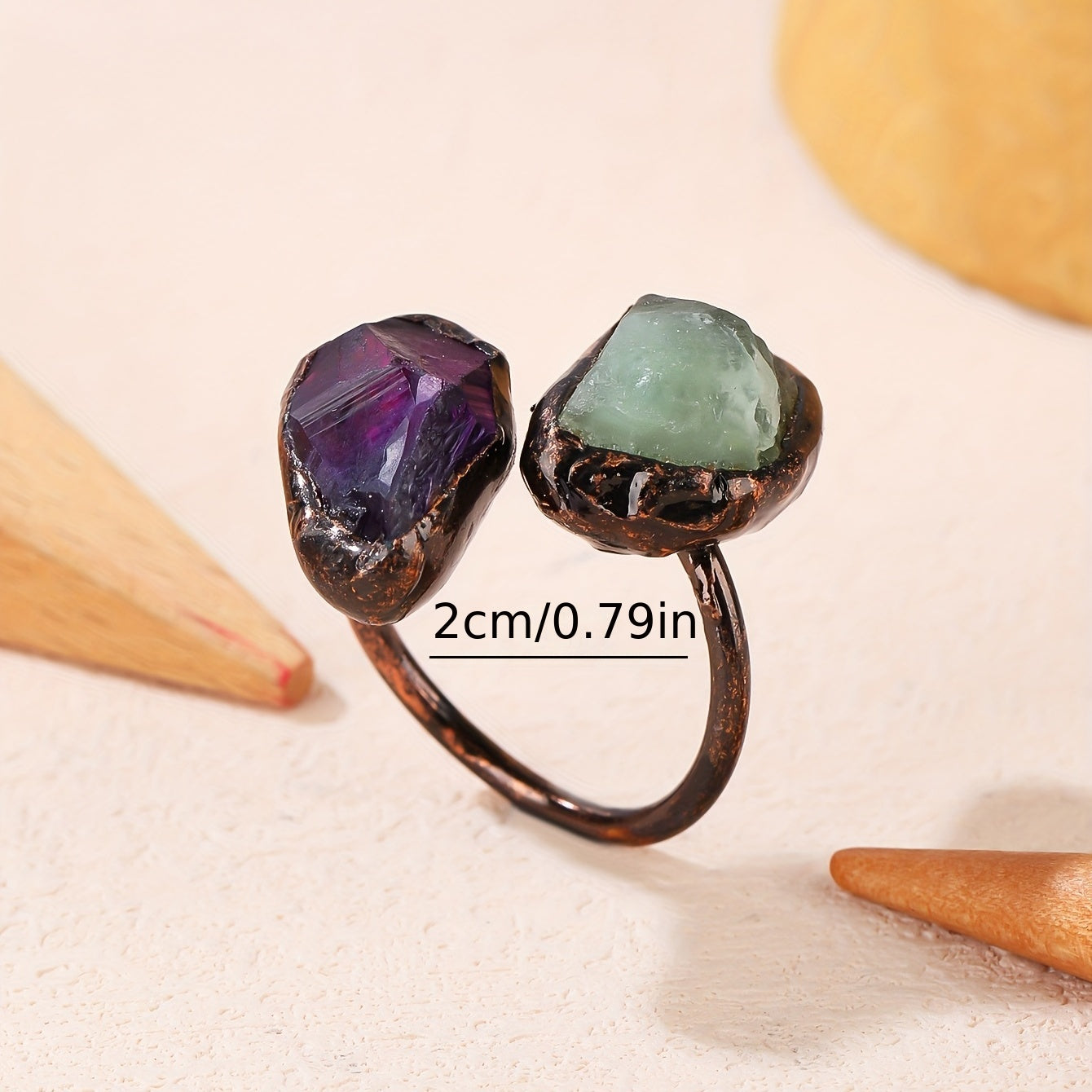 Har kuni kiyimga mos keladigan tabiiy kristalli inlay bilan bezatilgan vintage yopish ringlarining ikkita uslubidan tanlang. Oila uchun mukammal sovgʻa bo‘lib, bu uzuklar ona tabiatdan energiya olish uchun mo‘ljallangan, har biri o‘ziga xos shaklda.