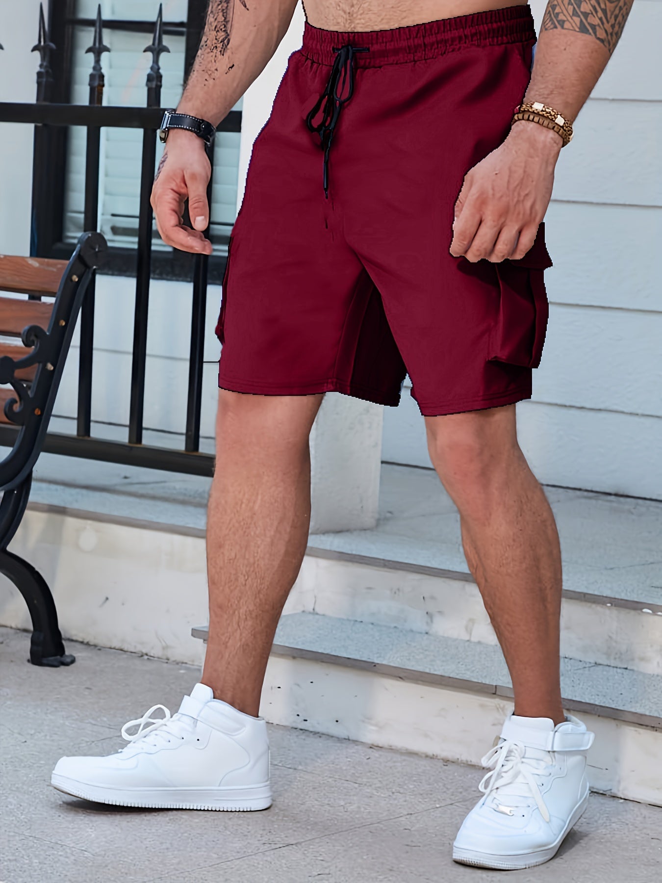 Katta o'lchamdagi erkaklar uchun yuk shortlari, mashg'ulotlar yoki ochiq havoda faoliyatlar uchun cho'ntak bilan, erkaklar kiyimlarida.