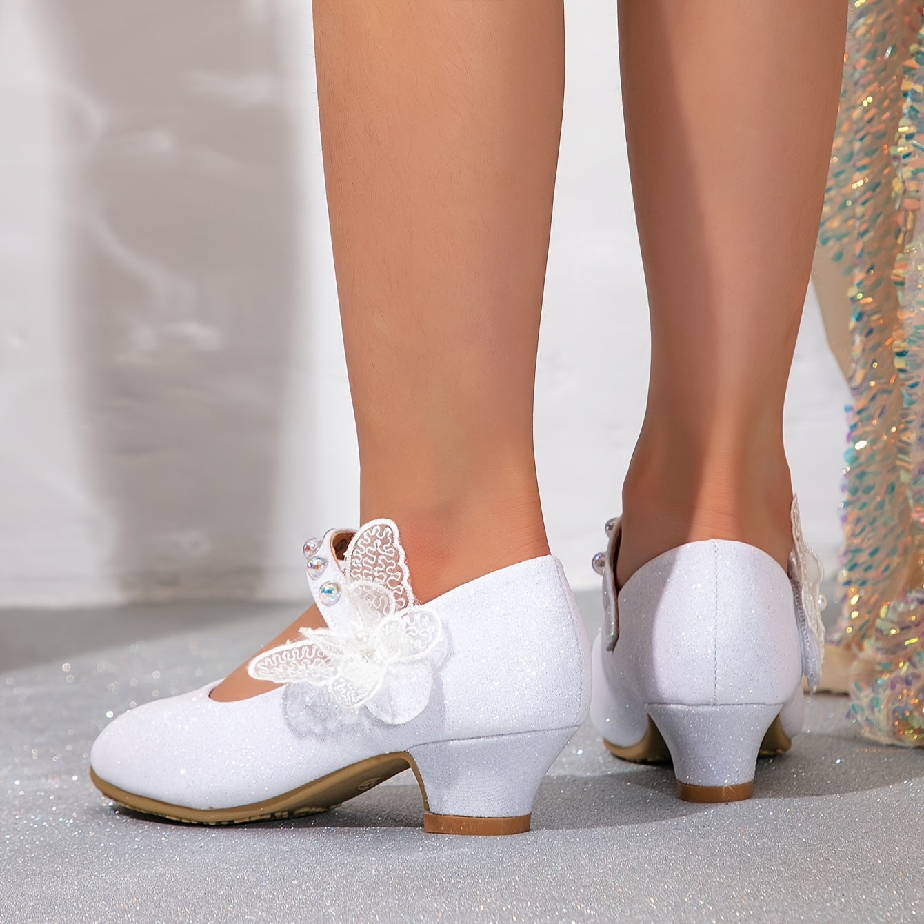 Marvarid kamonli oq payetli malika poyabzallari, raqs chiqishlari uchun ideal, baland tovonlar.