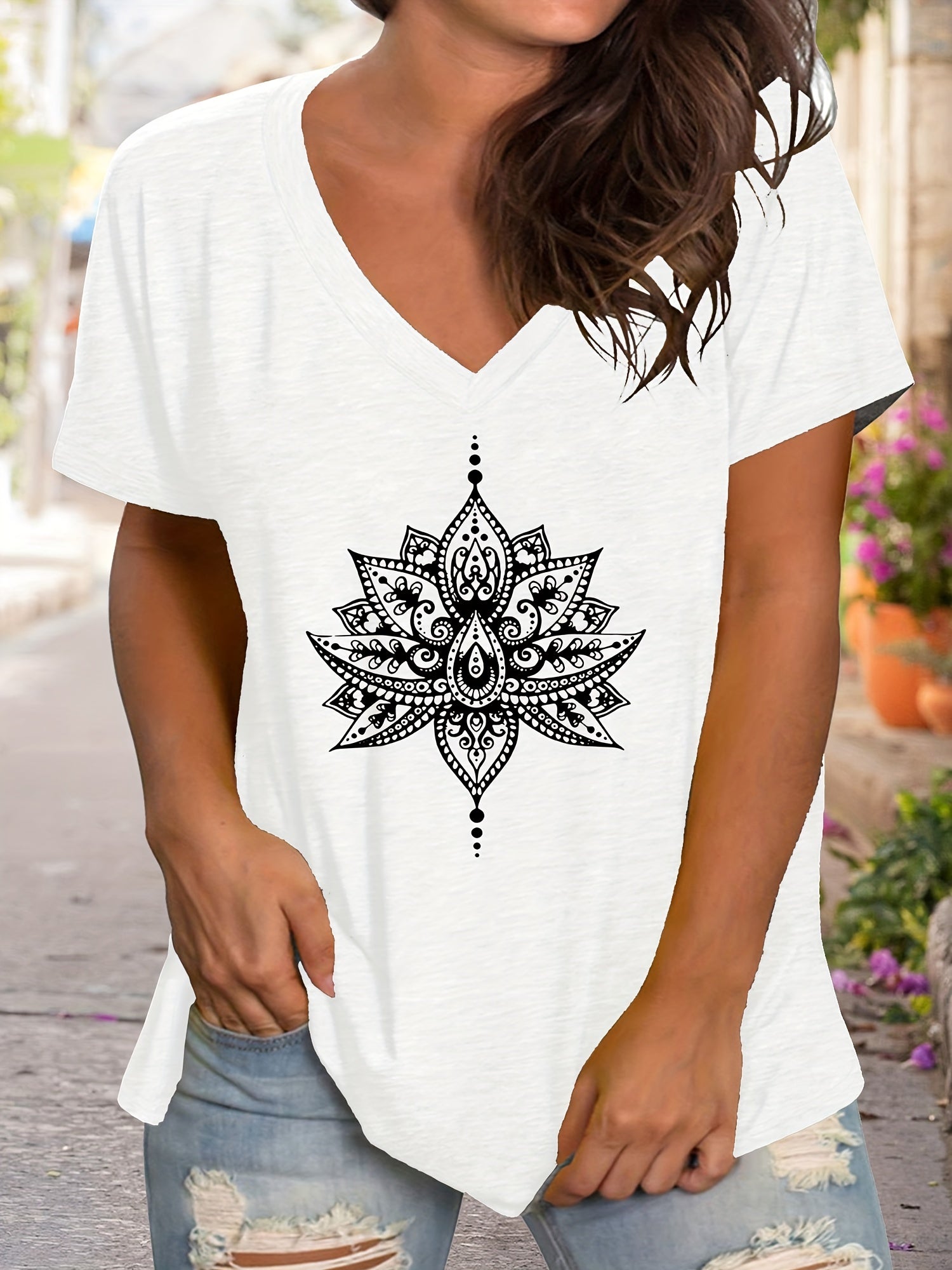Camiseta de manga corta con escote en V y estampado de loto para mujer de tallas grandes