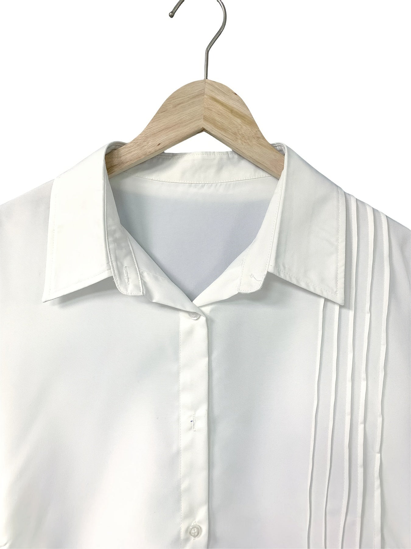 Chic plussayz uzun yengli ko'ylak, chiziqli yaka bilan, yarim shaffof polyester va spandeks aralashmasidan tayyorlangan, mashinada yuvish mumkin.