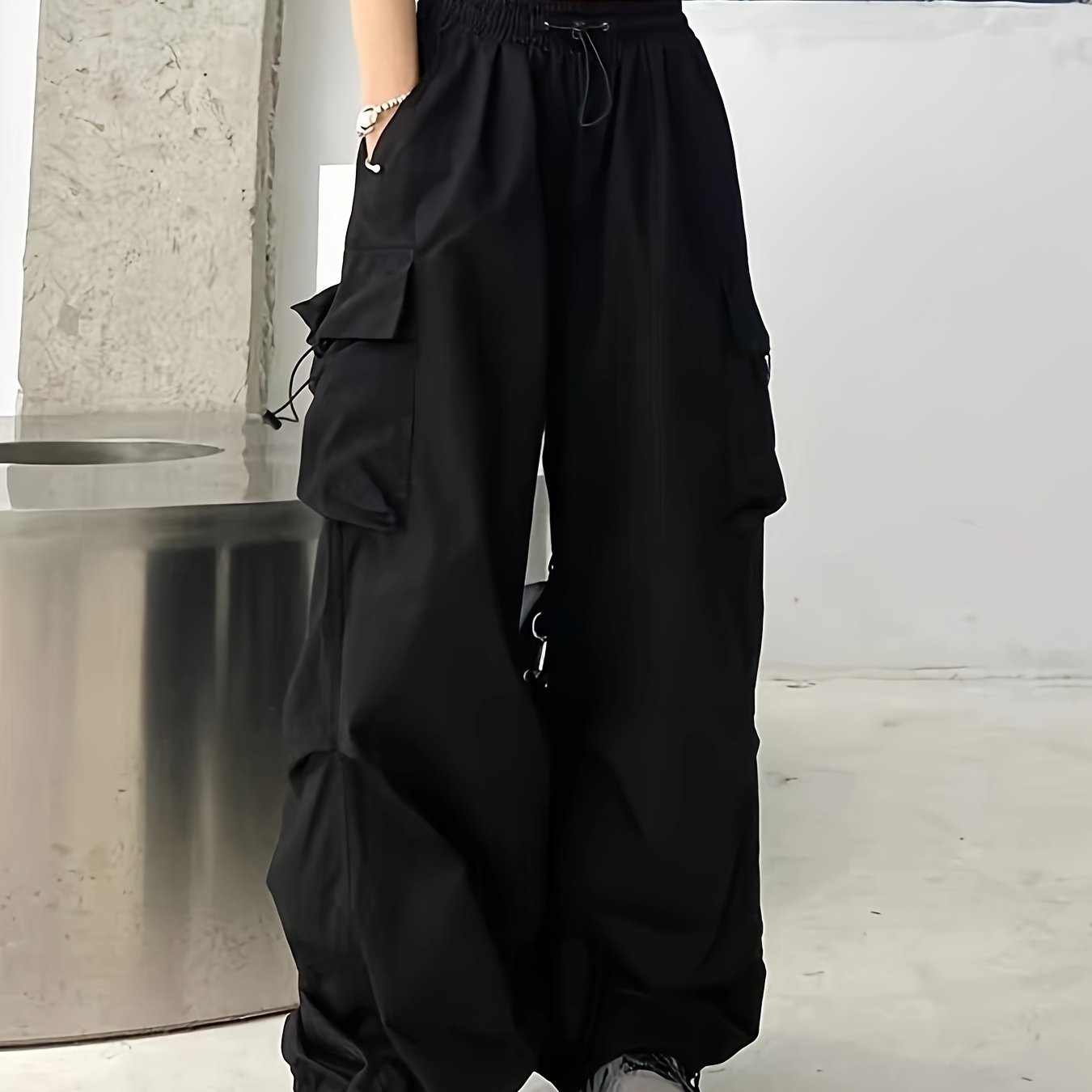 Ayollar uchun tasodifiy yuk shimlari, bir rangli polyesterdan tayyorlangan, bahor va kuz modasi uchun mukammal. Bir nechta cho'ntaklar va to'qilgan to'qima bilan ajralib turadi, kattalar uchun mos keladigan dizayn.