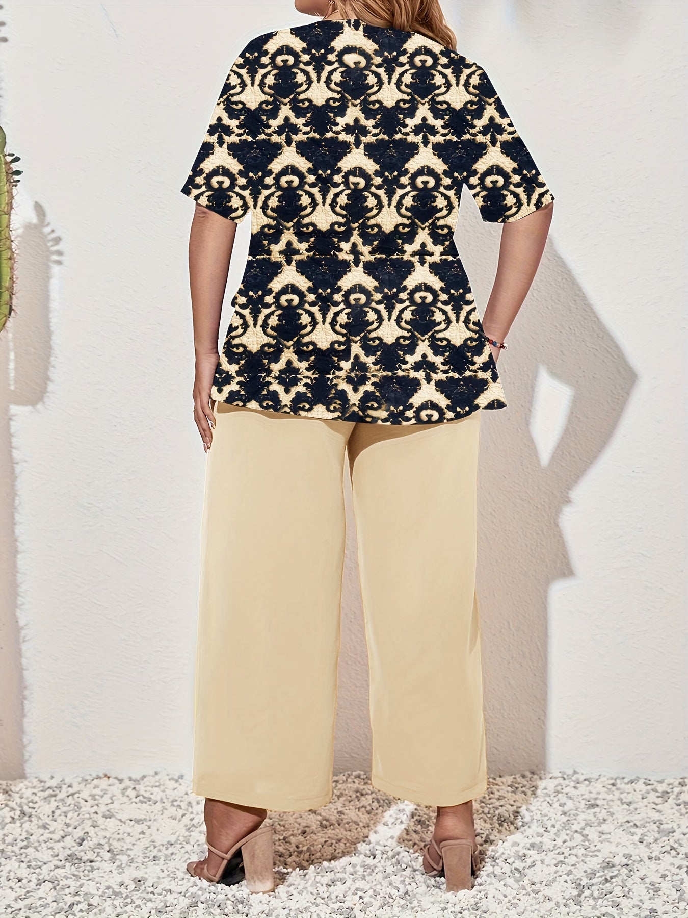 Ayollar uchun crew neck qisqa yengli tugma tepa va shimlar to'plamidan iborat plus size rangli blokli ikki qismli to'plam.