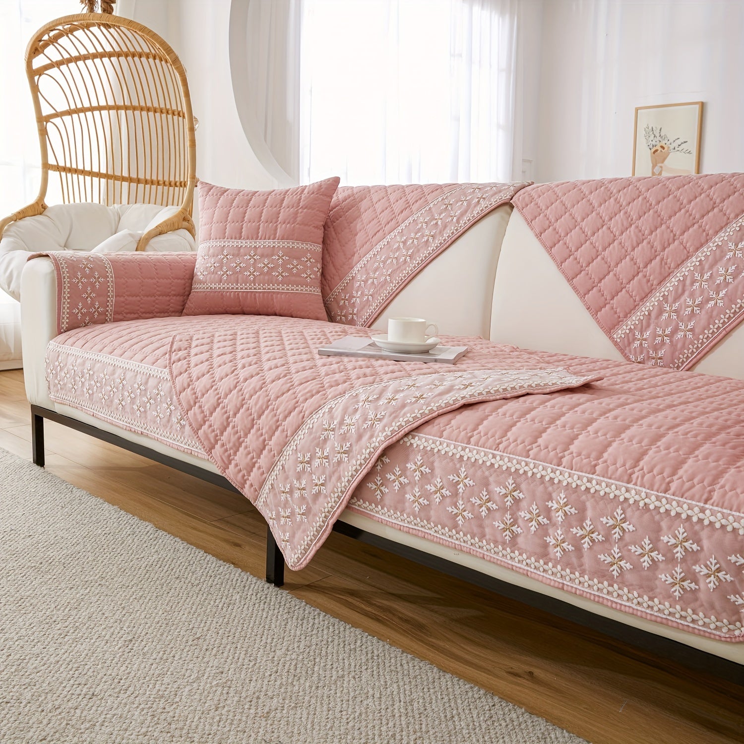 Серый бархатный чехол для дивана с вафельной текстурой и кружевными деталями, нескользящий и дружелюбный к домашним животным. Подходит для диванов на 1-4 места, можно стирать в машине.