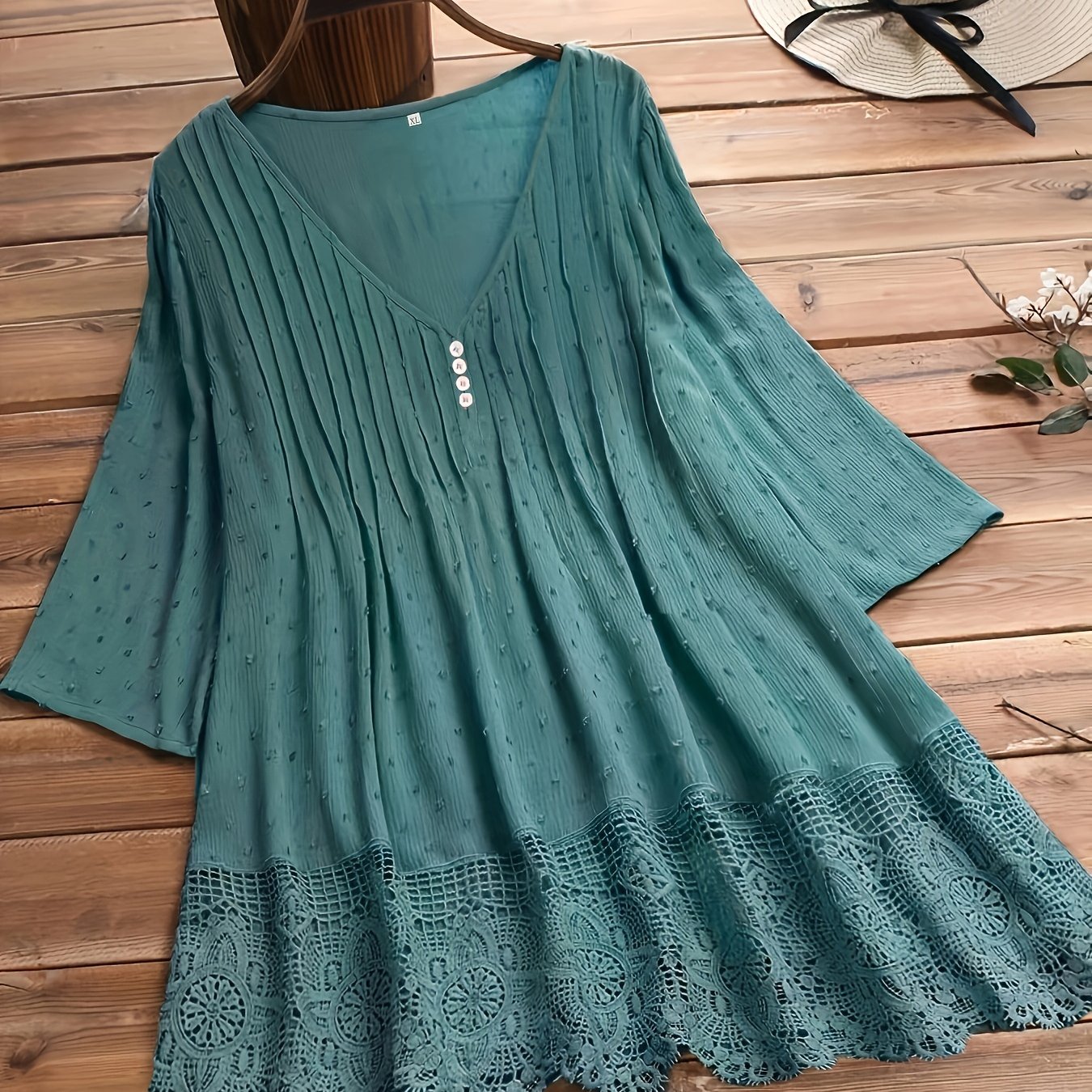 Katta o'lchamdagi V-shaklidagi ko'ylak, tikilgan dantel qirralari bilan, mustahkam rangli polyester aralashmasidan tayyorlangan, cho'zilmaydigan, bahor/kovak uchun mos, 95% polyester, 5% spandeks, 120g/m²