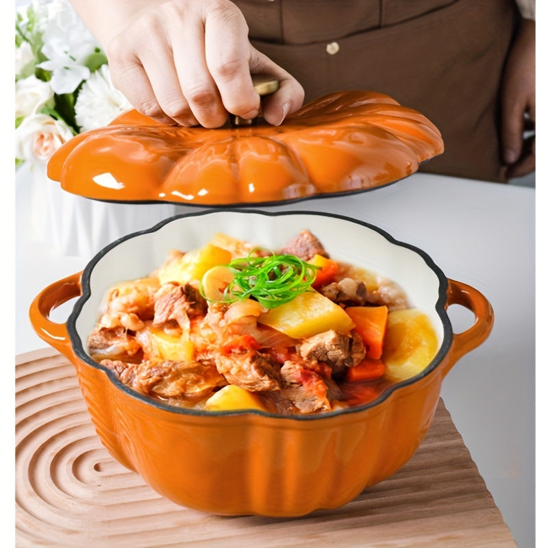 Набор посуды, включая чугунную кастрюлю в форме тыквы с золотой крышкой, двойными ручками и совместимостью с духовкой, плитой и газом.