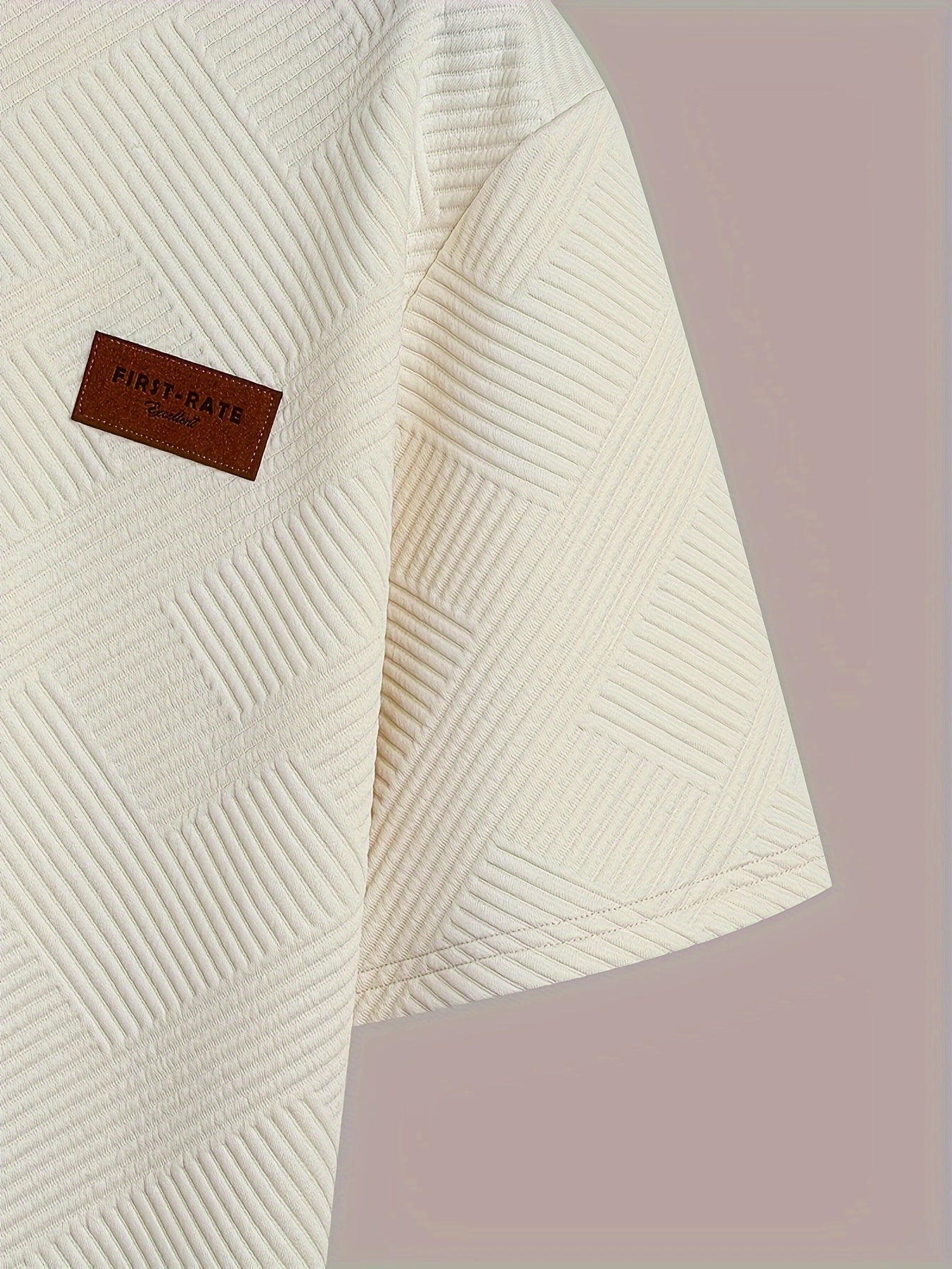 Erkaklar uchun geometrik naqshli T-ko'ylak, 95% polyester va 5% spandeks to'qima, yumshoq bo'yin, oddiy moslama, ozgina cho'ziluvchan, yamoq tafsiloti, 240g/m², bahor/yoz/kuz uchun mos.