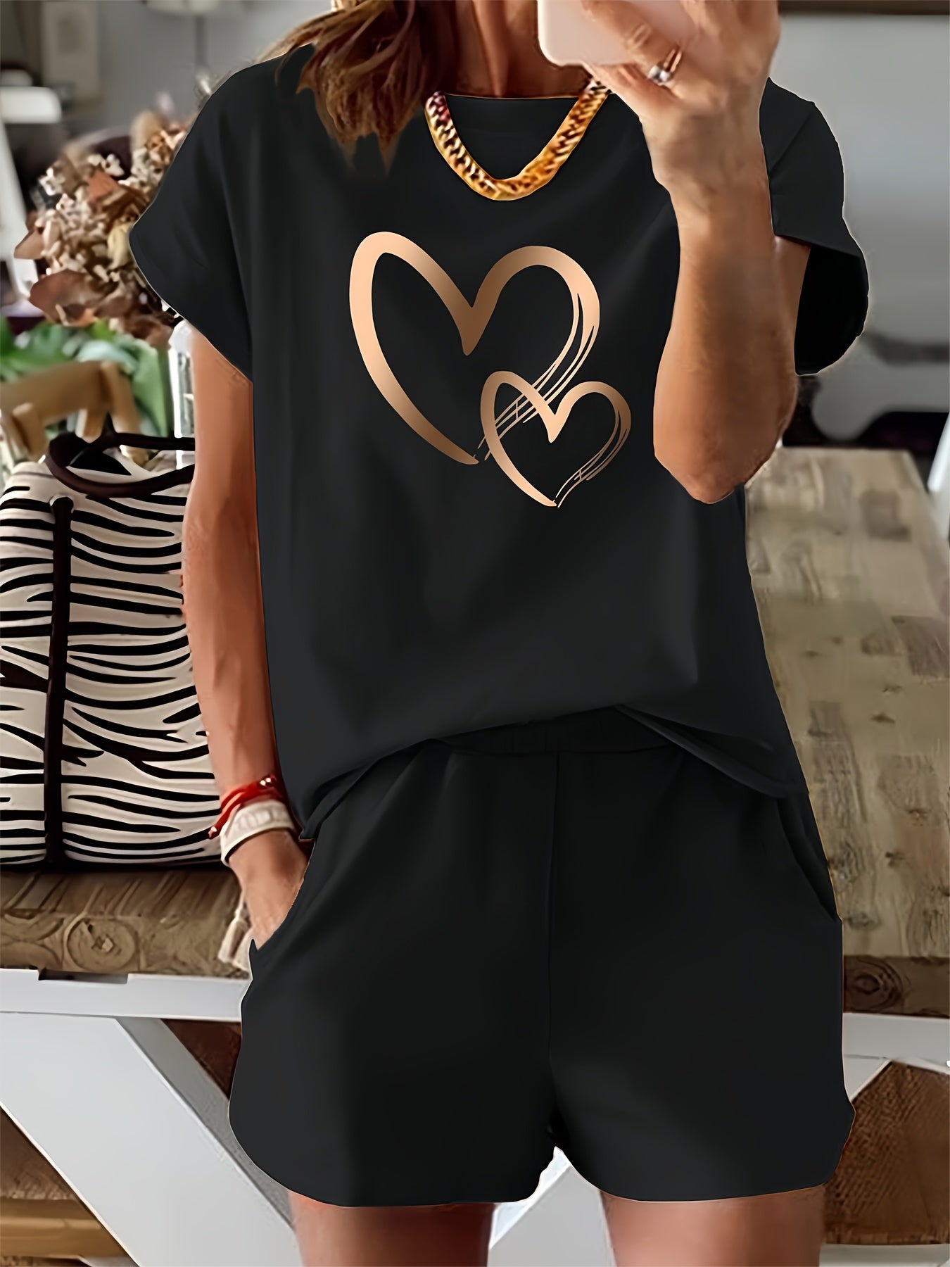 Conjunto de dos piezas para mujer con camiseta de manga corta con estampado de corazones y pantalones cortos de tiro alto en mezcla de poliéster para primavera y verano