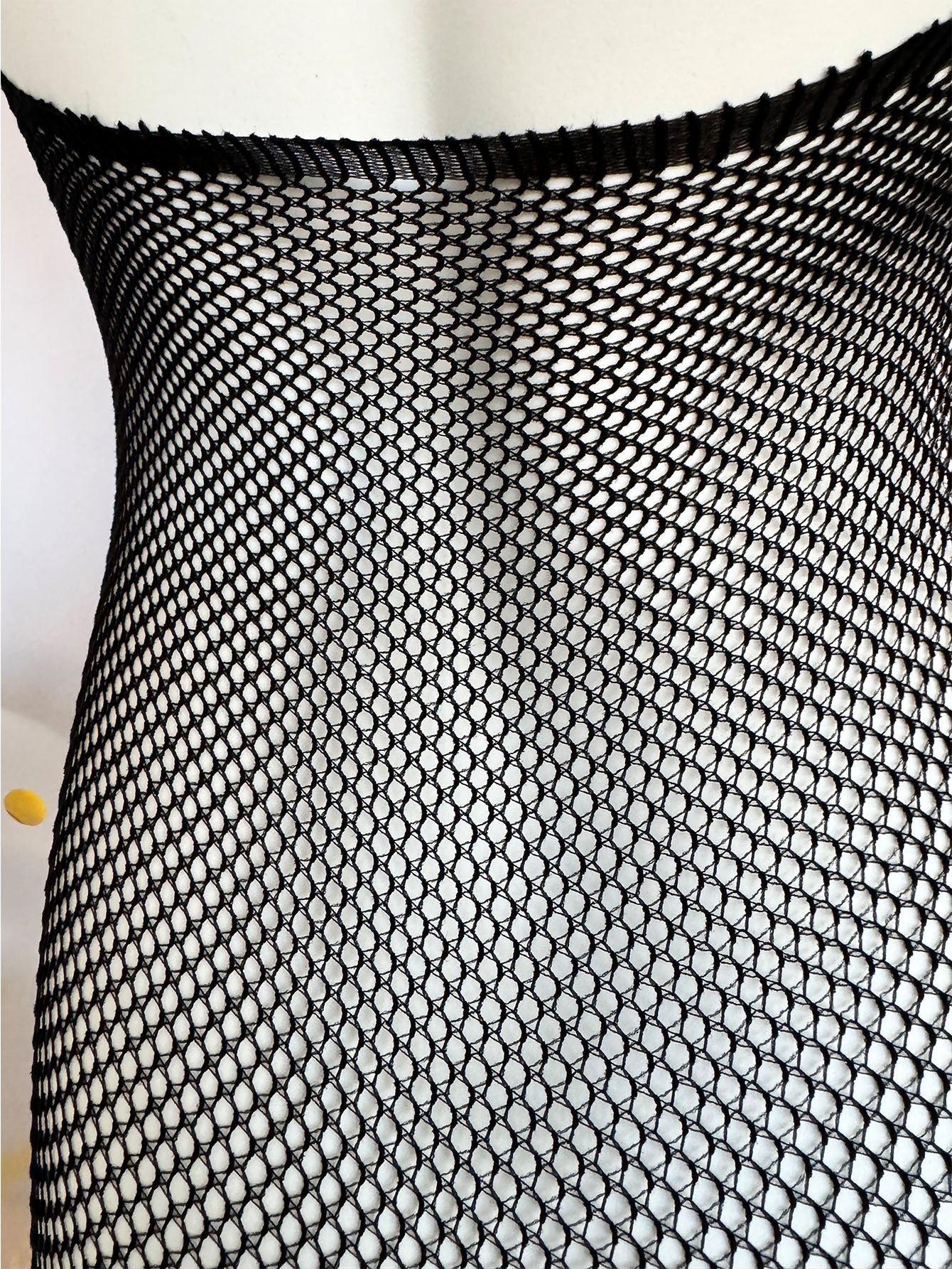 Ayollar uchun Sevgi kuni yoki maxsus tadbirlar uchun jozibali ichki kiyim, jumladan, sexy bodi, tanaga yopishgan paypoqlar, qorin qismidan ochiq tarmoq paypoqlari va dantel bilan bezatilgan bodilar.