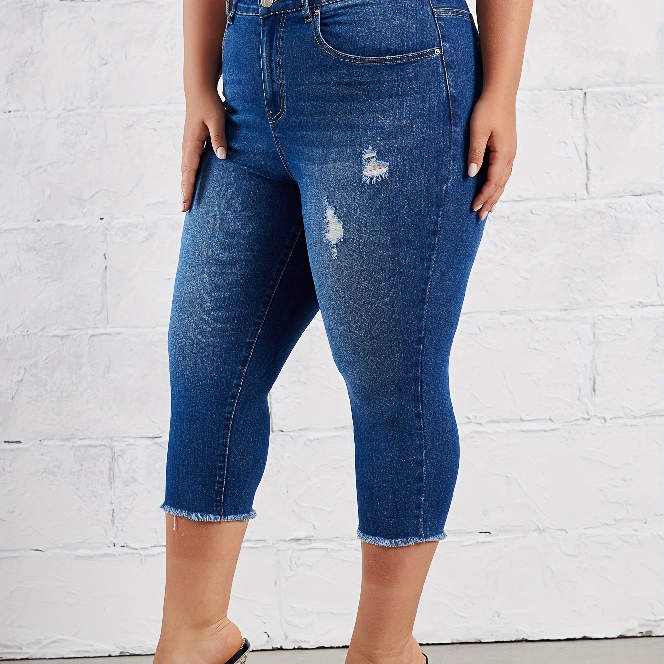 Женские эластичные капри-джинсы однотонные с необработанными краями и карманами