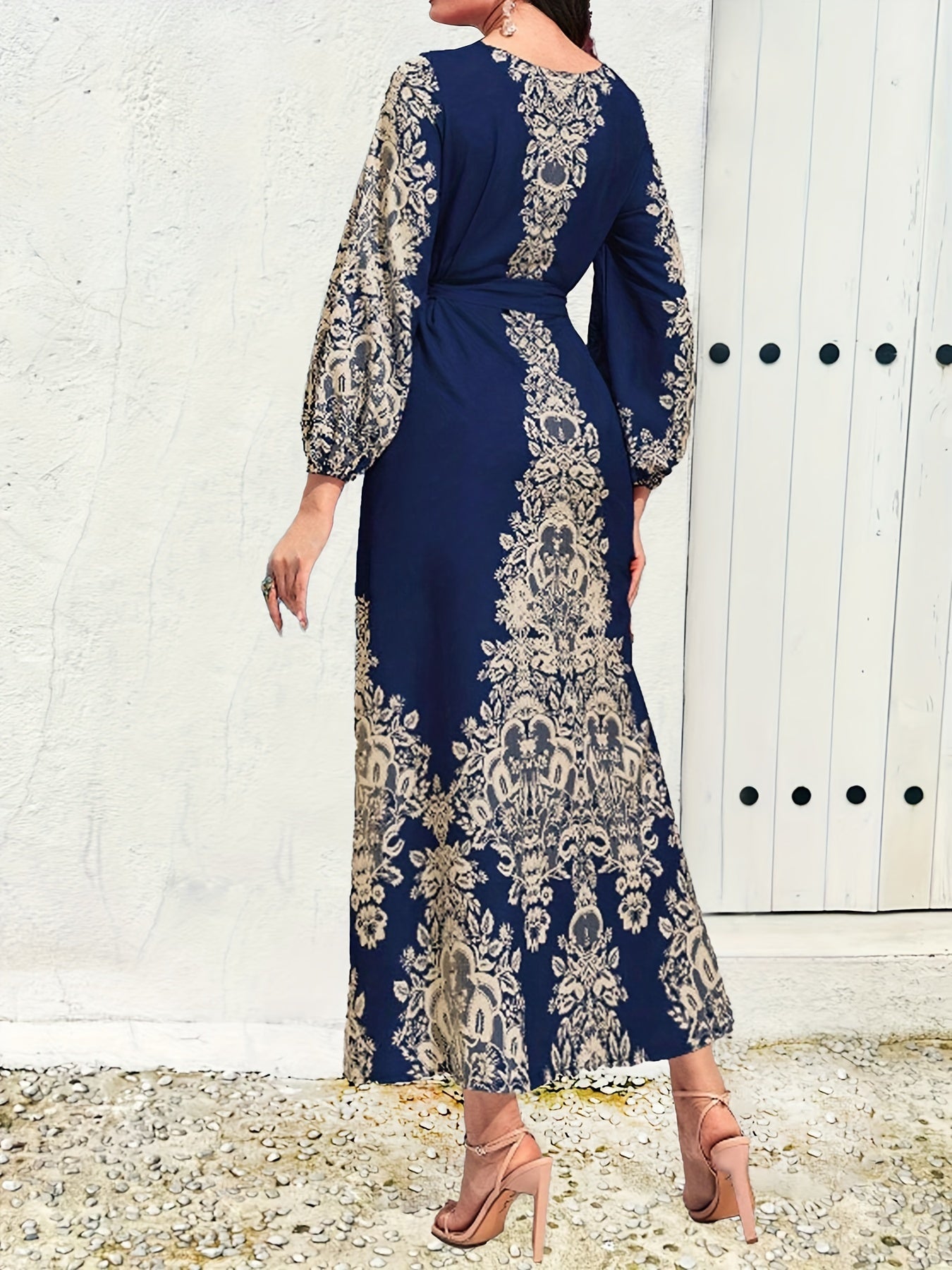 Vintage grafik printli belbog'li ko'ylak, yoqa va lantern yenglari bilan bahor va kuz uchun.