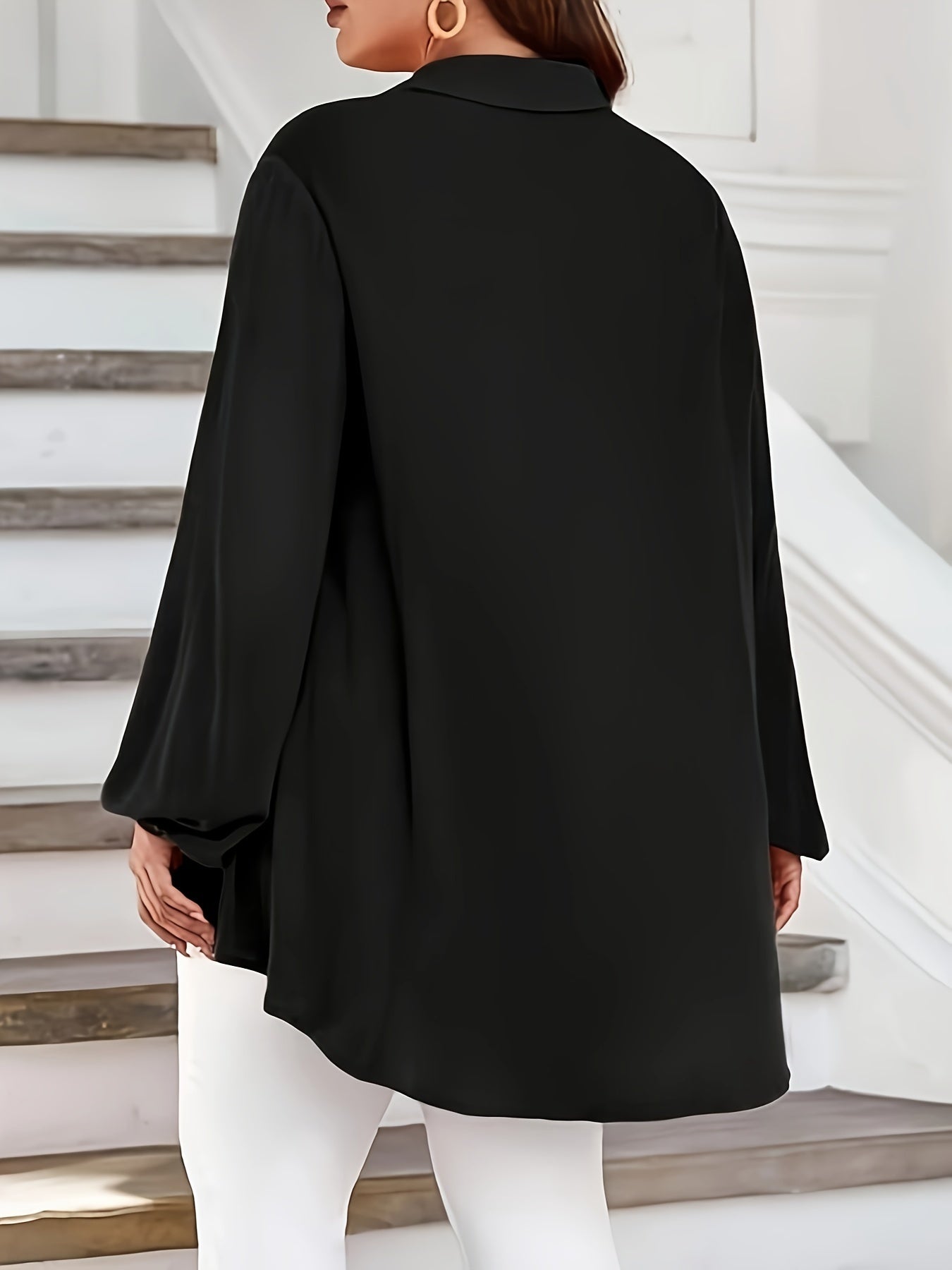 Yoz va kuz uchun plussiz ayollar uchun tugmachali old qismi va yelka qismi bilan bir rangli lantern yengli bluzka.