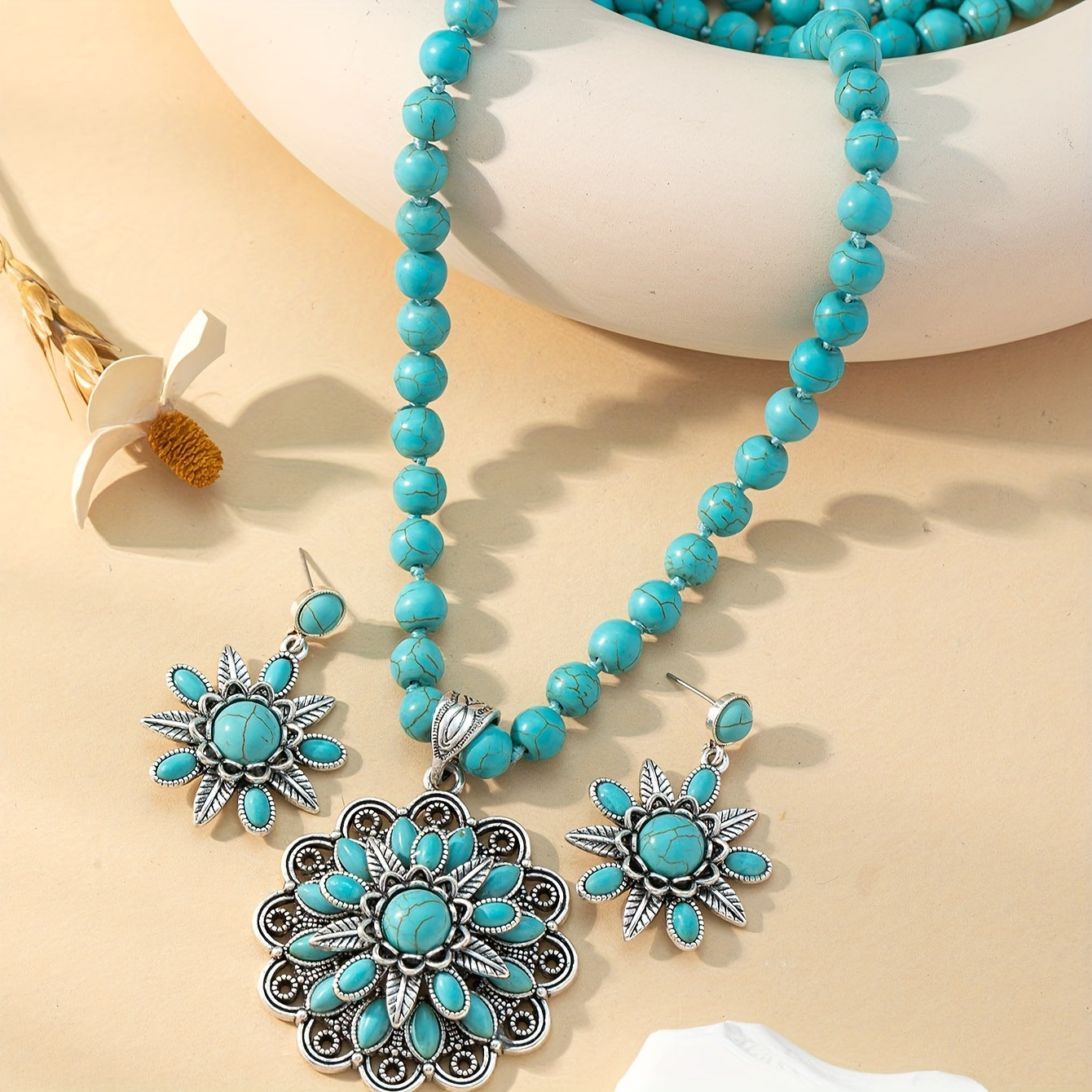 Ushbu qo'l mehnati bilan tayyorlangan zargarlik to'plami uchta bilaguzuk va bir marjonni o'z ichiga oladi, barchasi turkuaz rangli ko'p qatlamli va gullar dizayni bilan. Bu uning kundalik kiyimlariga mos keladigan mukammal sovg'a.