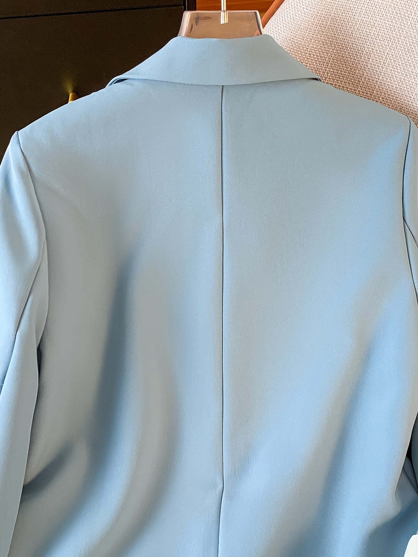 Blazer de poliéster azul claro para mujer con detalles de botones dorados para primavera y otoño

Source:
Women's Light Blue Polyester Blazer with Gold Button Details for Spring and Fall