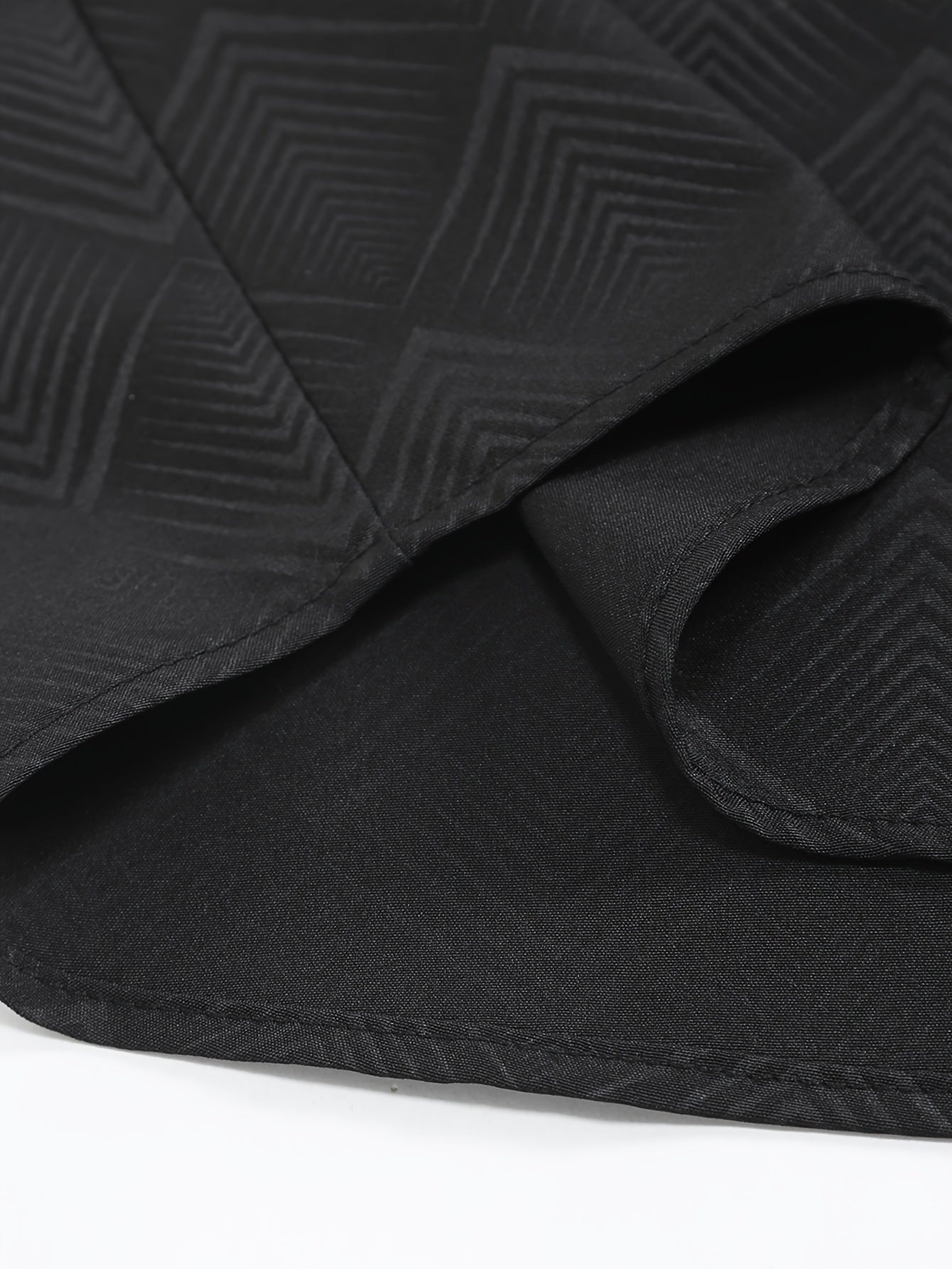 Ijodiy herringbone naqshli bosma ko'ylak, plussiz erkaklar uchun tor kesim. Biznes/rasmiy tadbirlar uchun mos.