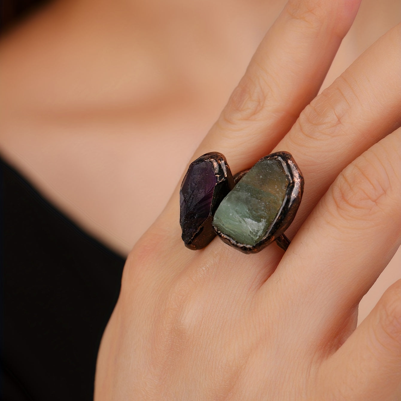 Har kuni kiyimga mos keladigan tabiiy kristalli inlay bilan bezatilgan vintage yopish ringlarining ikkita uslubidan tanlang. Oila uchun mukammal sovgʻa bo‘lib, bu uzuklar ona tabiatdan energiya olish uchun mo‘ljallangan, har biri o‘ziga xos shaklda.