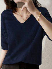 Yoz va bahor uchun bir rangli qisqa qo'lqonli V-yuqori sviter. Ayollar uchun tasodifiy kiyimlar.