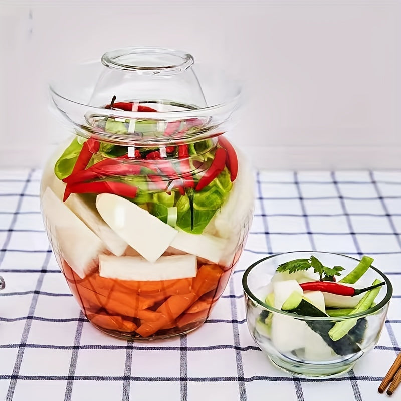 Банка для ферментации огурцов с крышкой с водяным уплотнением.