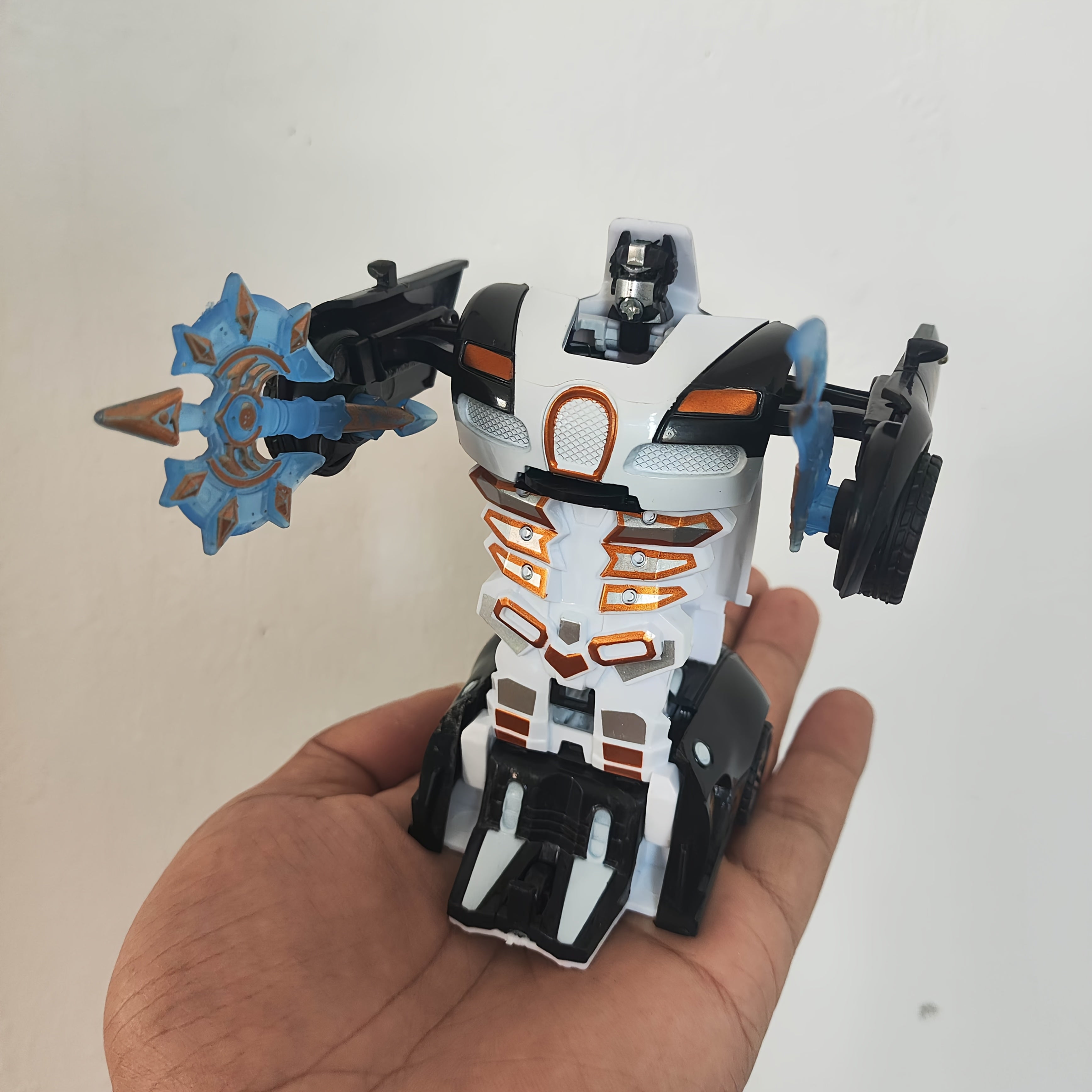 Juguete de tema espacio transformable para niños de 3+ con operación manual y armas aleatorias