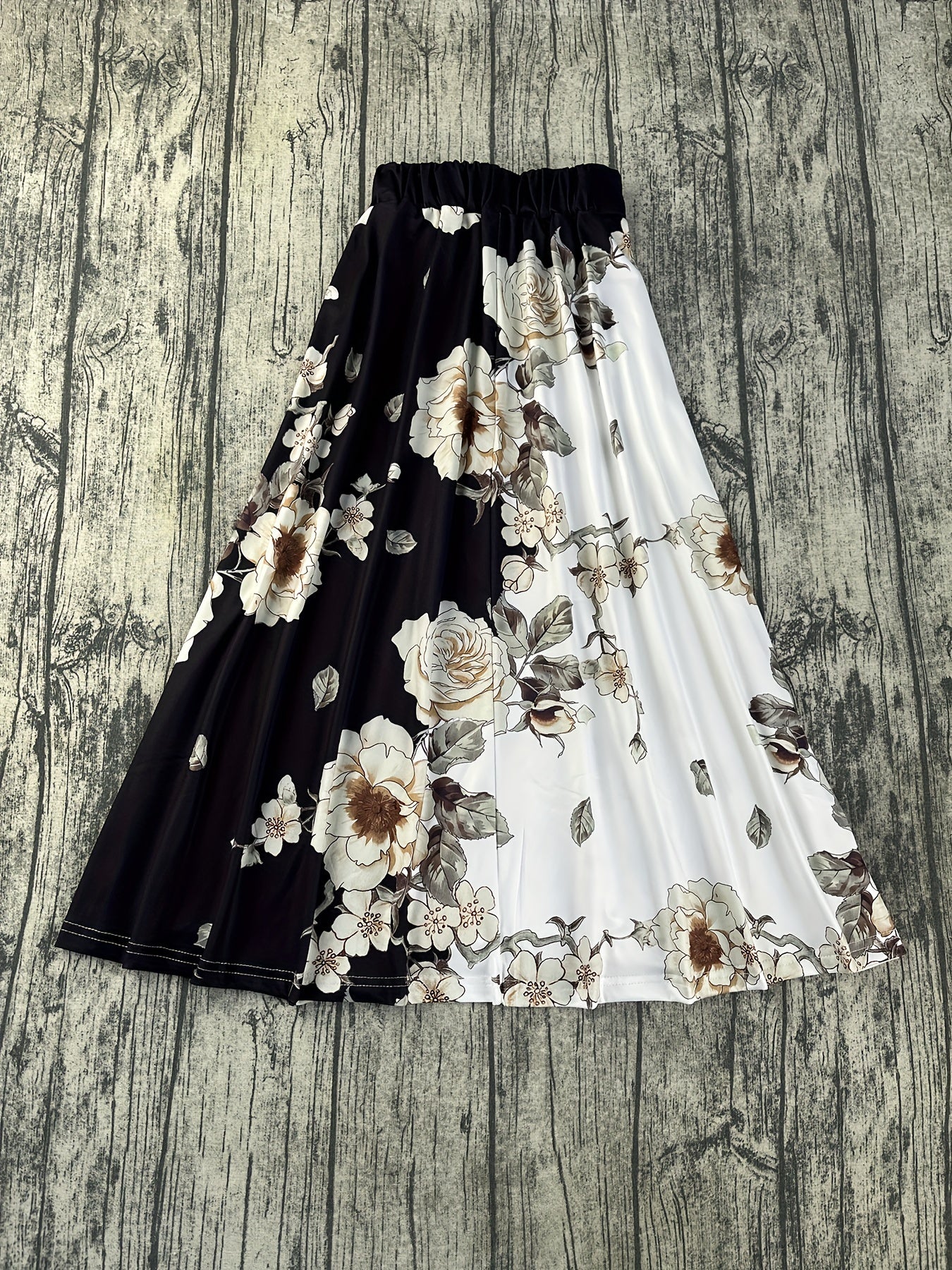 Zarif plussiz gullar bilan bezatilgan yubka, yuqori bel, cho'ziluvchan mato va oson parvarish - issiq ob-havo uchun ideal.