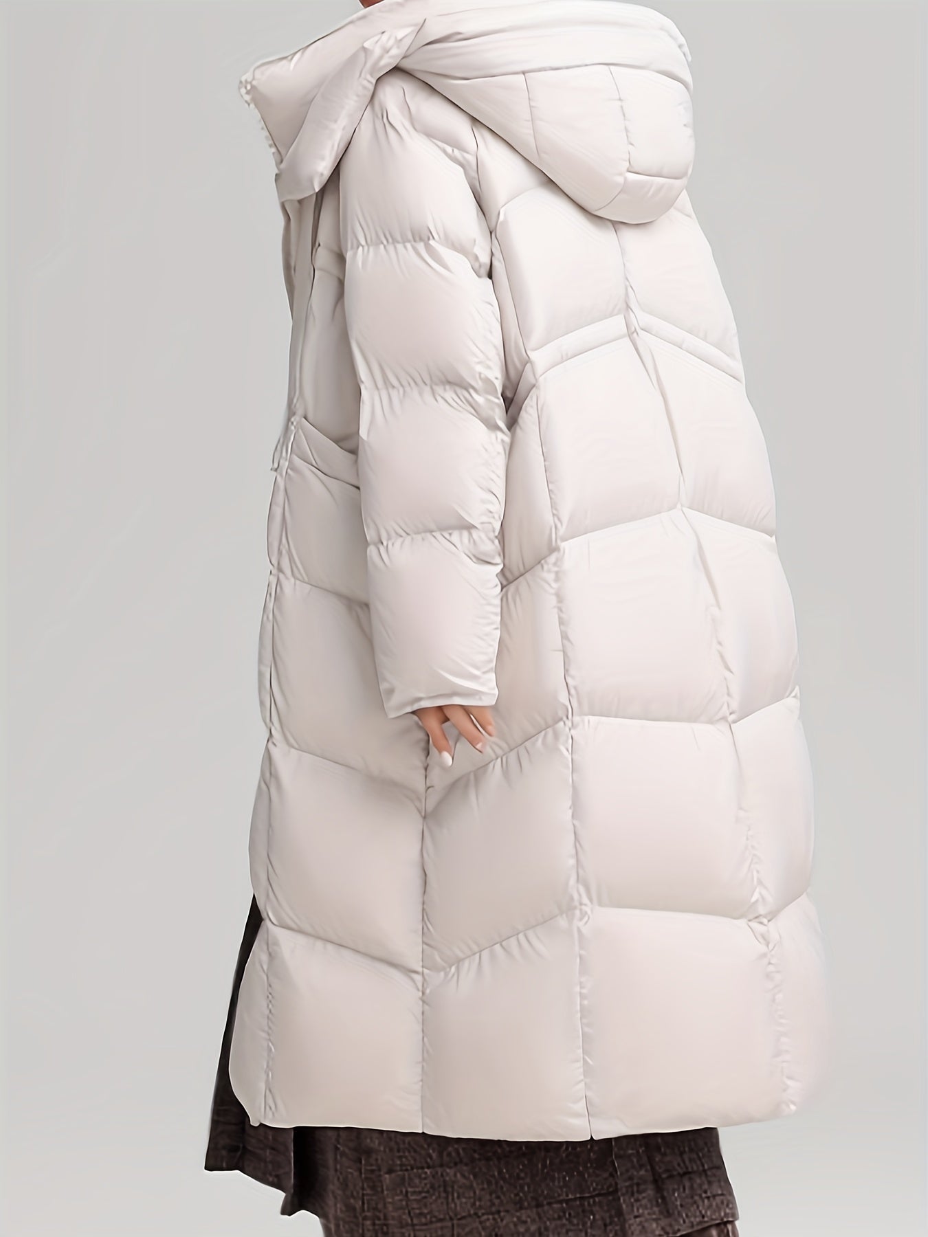 Ayollar uchun tasodifiy kaputli qushqon ko'ylagi 90% o'rdak qushi va 10% tukdan tayyorlangan. Uzoq yenglar, bir xil rang, cho'zilmaydigan mato va 240g vazn bilan ajralib turadi. Qishki issiqlik uchun mukammal.