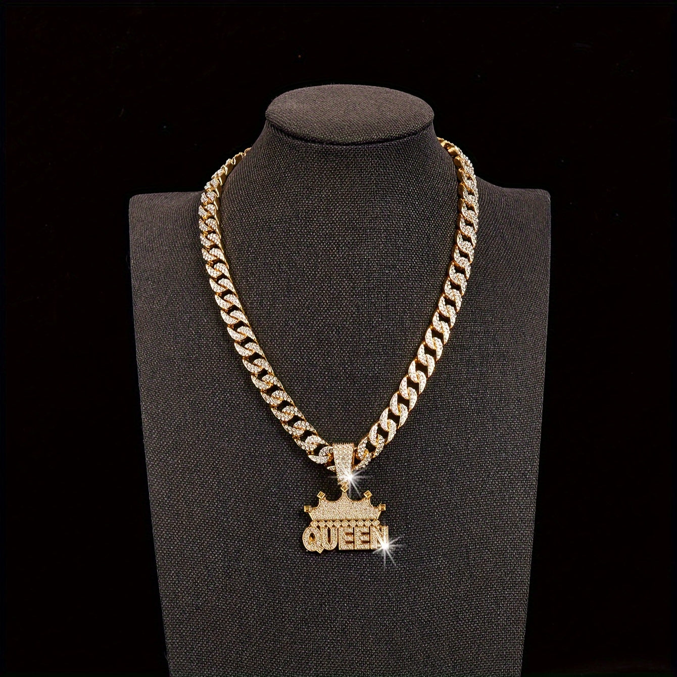 "Ichki qirolingizni qabul qiling, Crown Queen marjonini taqing! Ushbu ajoyib buyum kuch va nafislikni ifodalaydigan qirol taqini o'z ichiga oladi. Qirollikning jozibasini his eting va har qayerda malika kabi his qiling, ushbu zamonaviy aksessuar bilan. "