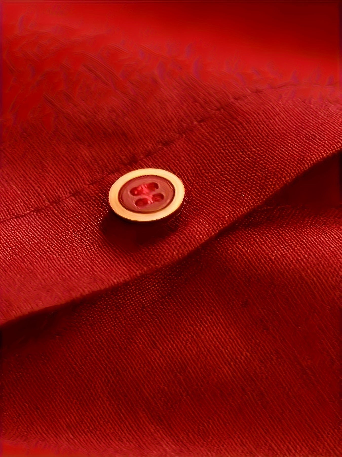 Ayollar uchun tugma tafsilotlari bilan qizil lenin ko'ylak