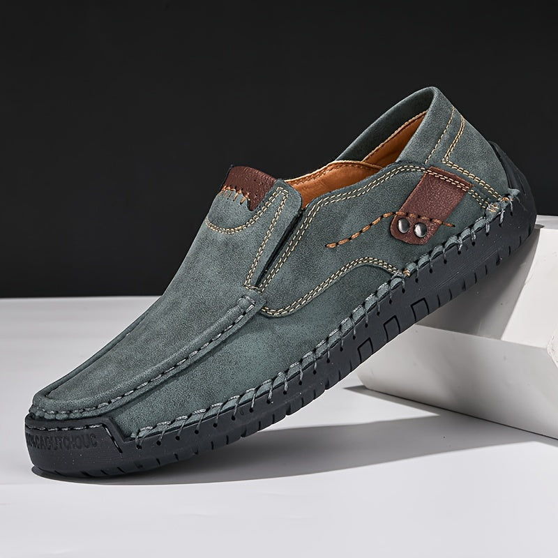 Erkaklar uchun plussiz o'lchamdagi slip-on loferlar, mikrofiber yuqori qismi va qulay va mustahkam yurish poyabzallari uchun sirpanmaydigan kauchuk taglik.