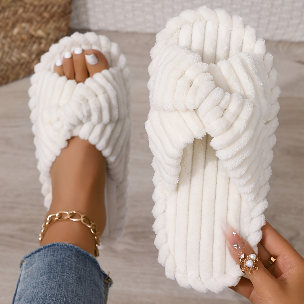 Women’s Plush Slip-On Slippers with EVA Cushioned Insole Indoor Outdoor