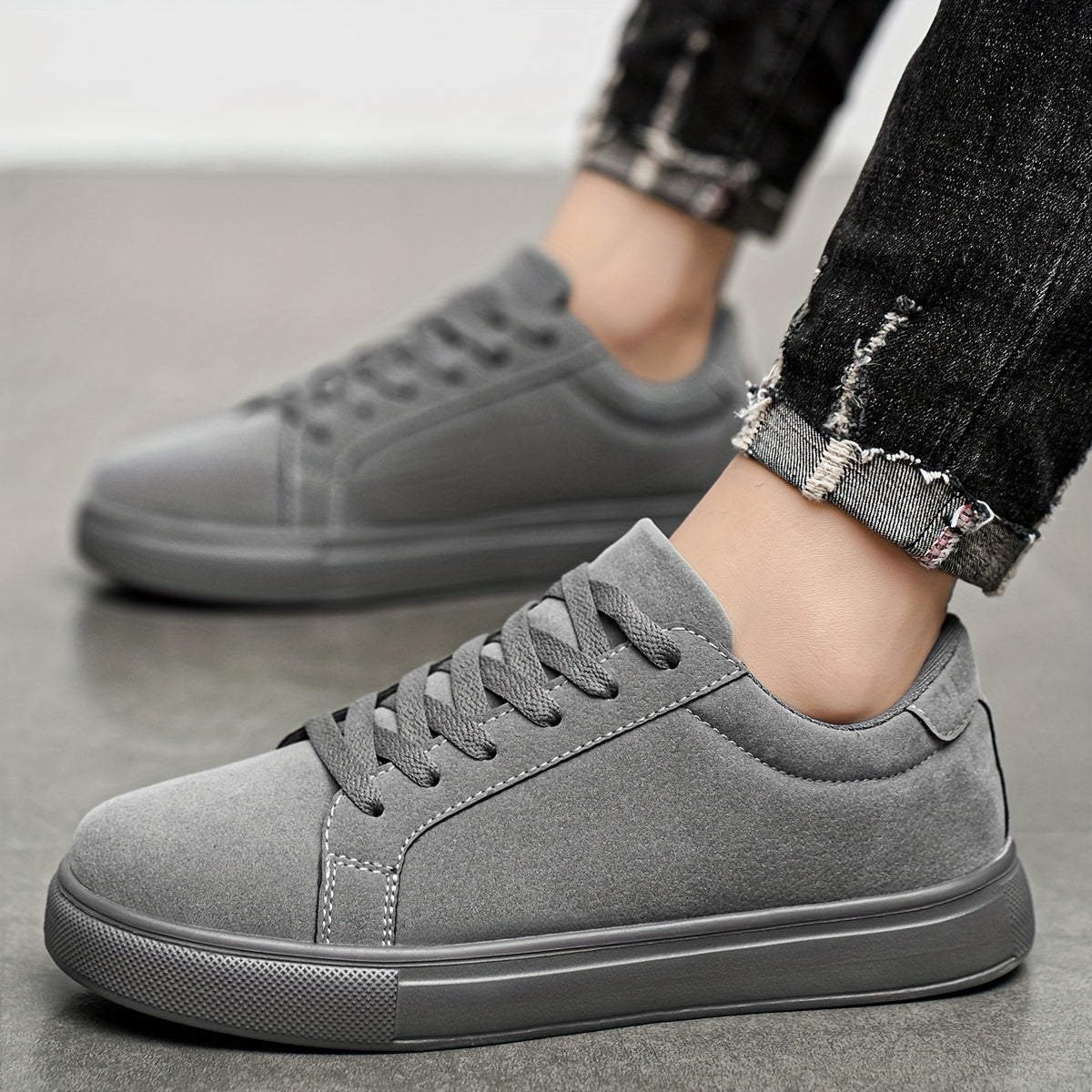 Erkaklar uchun qora aksentli kulrang skeyt poyabzallari, bog'ichli dizayn, mustahkam EVA taglik va qulay mato astar, tasodifiy kiyim uchun mos. PU yuqori qismi bilan zamonaviy ko'p maqsadli krossovkalar.