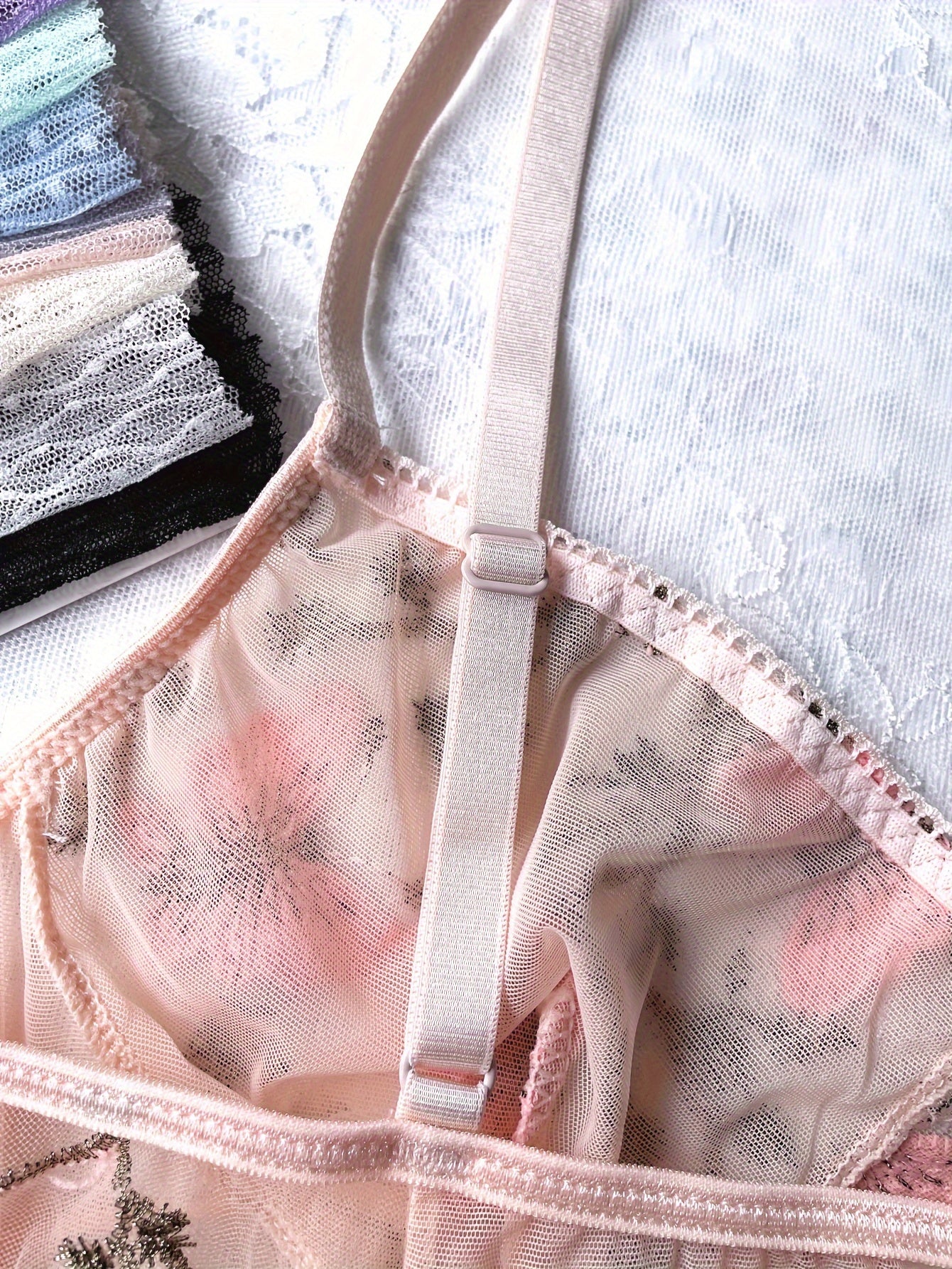 Ayollar uchun sexy ichki kiyim - chiroyli hasharotlar bilan bezatilgan, belbog'li teddy va orqa qismi ochiq slip bodysuit.