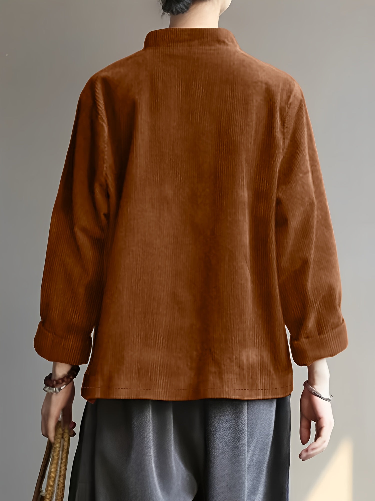 Yoz va kuz modasida ayollar uchun katta o'lchamdagi uzun qo'lqopli kiyimlar.