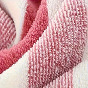 Большое, мягкое и супер впитывающее банное полотенце с современным полосатым дизайном в космической тематике. Изготовлено из трикотажной ткани и быстро сохнет, вес 280 г/м². Идеально подходит для взрослых.