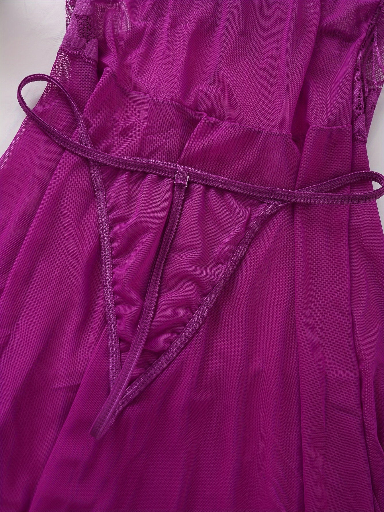 Ayollar uchun chuqur V kesimli slip ko'ylak va thong bilan gullar bilan bezatilgan dantel ichki kiyim to'plami