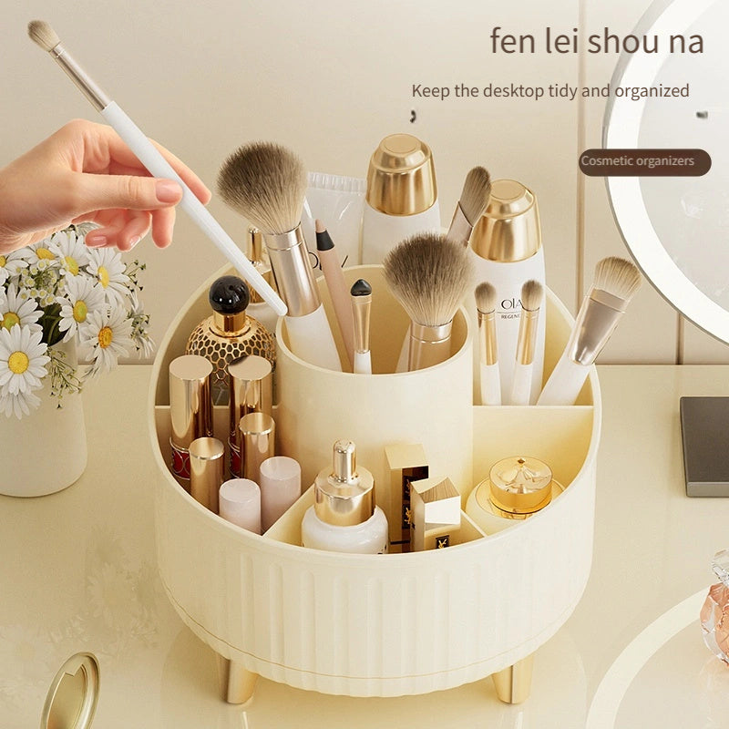 Zamonaviy minimalist ish stoli makiyaj tashkilotchisi 360° aylanishi bilan katta sig'imga ega, 3 rang tanlovi va mustahkam oltin asosga ega. 7 ta katta joy bilan lab bo'yog'lari, losonlar, qalamlar va cho'tkalarni ushlab turadi.