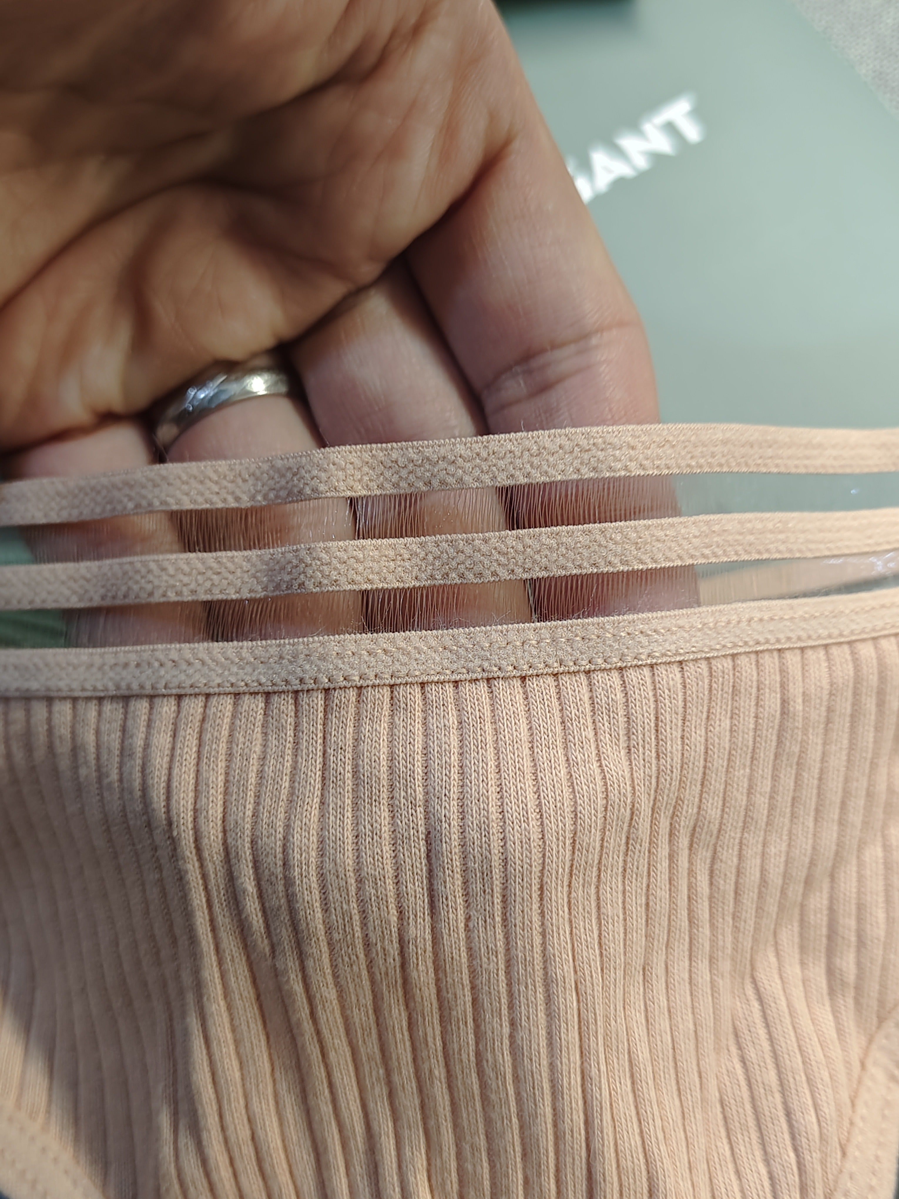 Panties tanga de tiro bajo con ribete negro para mujer