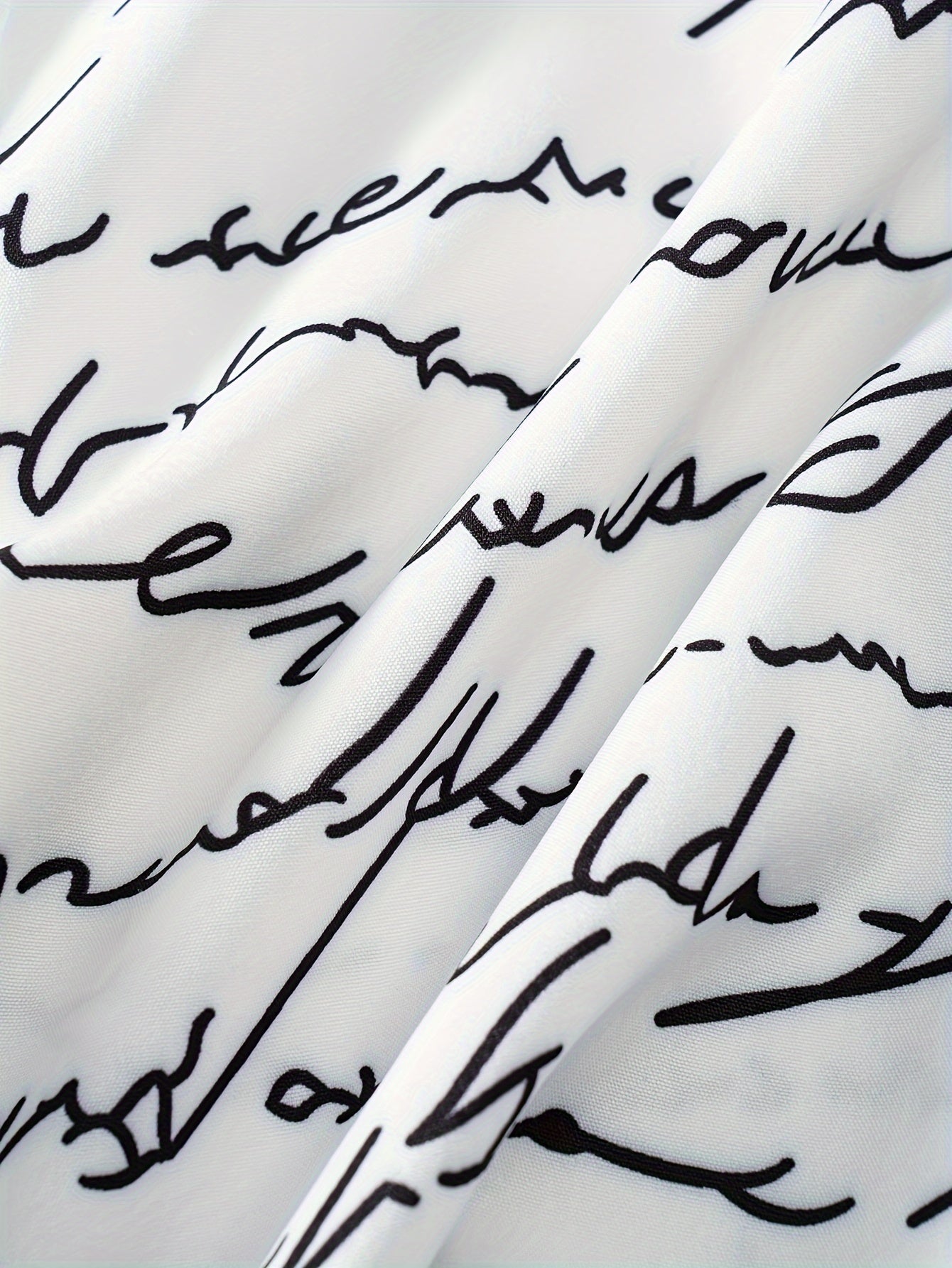 Yoz va kuz ta'til uslubi uchun harf bosma, tugmachali old qismi va uzun yenglari bo'lgan maksi ko'ylak.