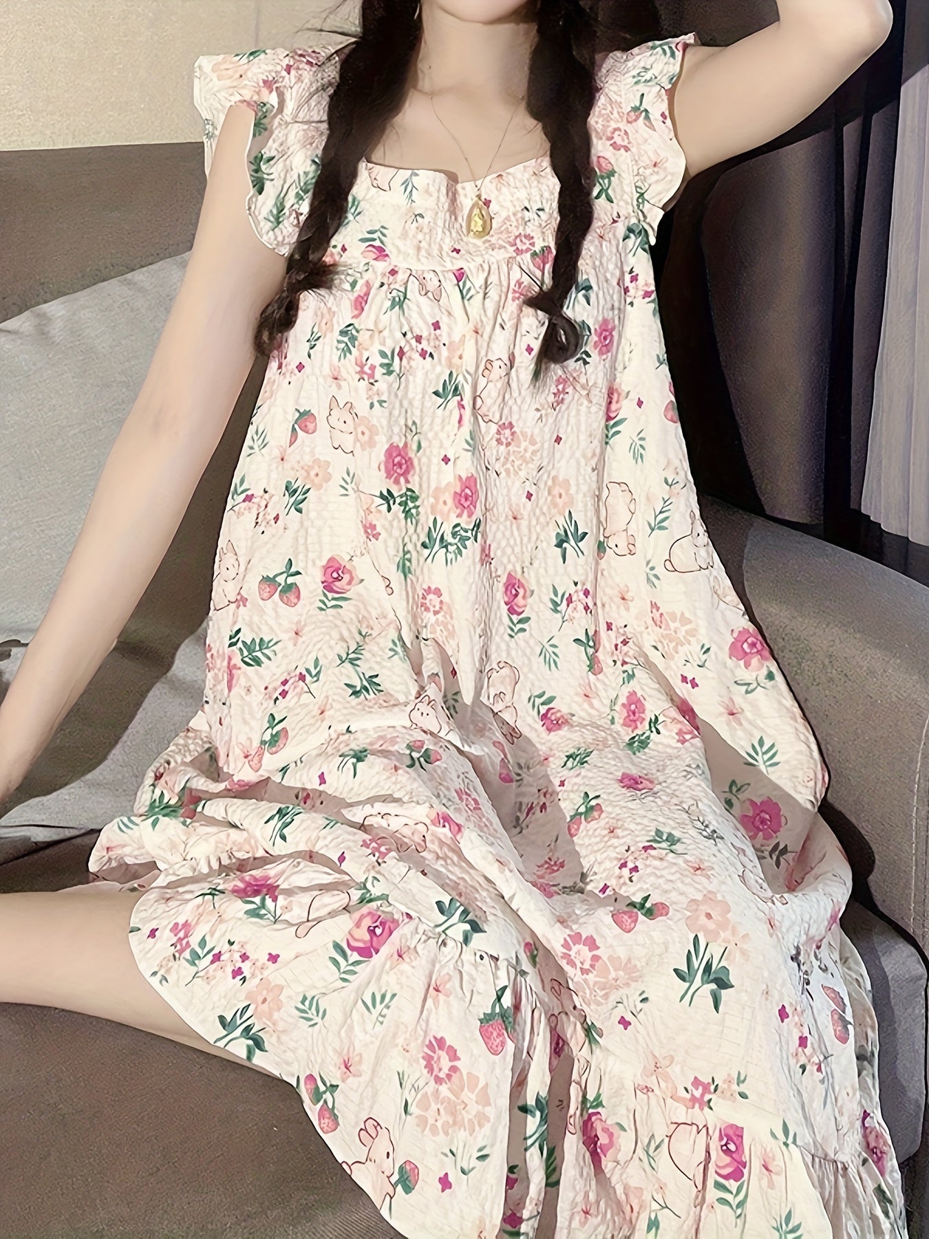 Quyon va gullar naqshidagi tunlik, qirralari va pastki qismi qirqilgan, ayollar uchun uyqu kiyimlari.