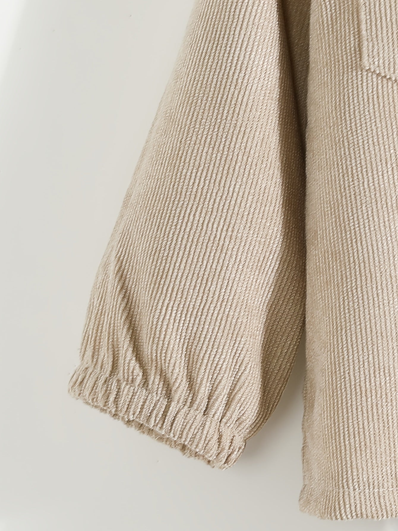 Bolalar uchun tasodifiy kiyim to'plami, uzun qo'lqonli ko'ylak palto va uzun shimlar bilan birga keladi. 100% polyesterdan tayyorlangan, barcha fasllar uchun mos. Oddiy kesim, bir rangda va tugma tafsiloti bilan.