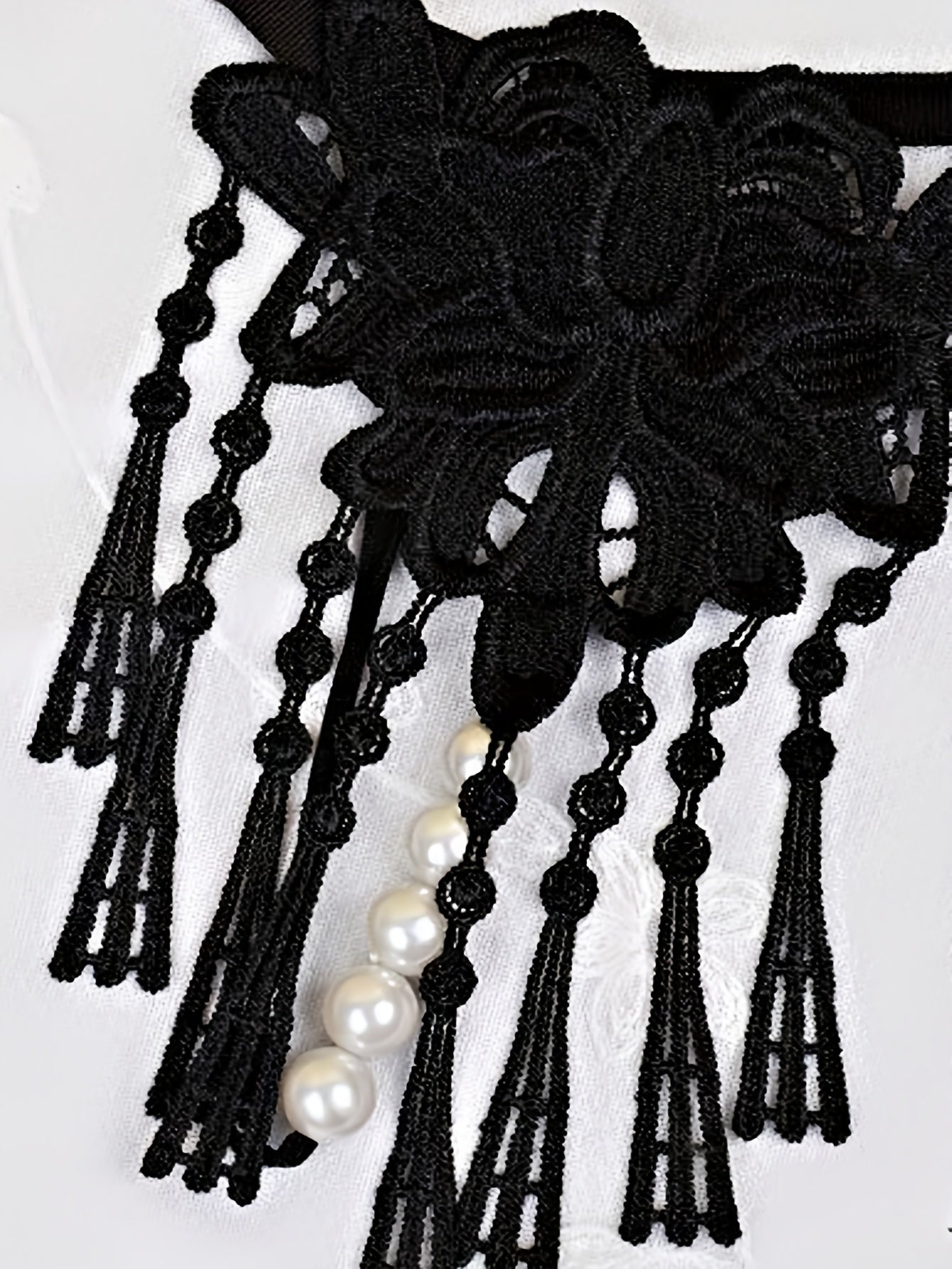 Tasselli dantelli thong, kattalar uchun tikilgan V-string ichki kiyim.