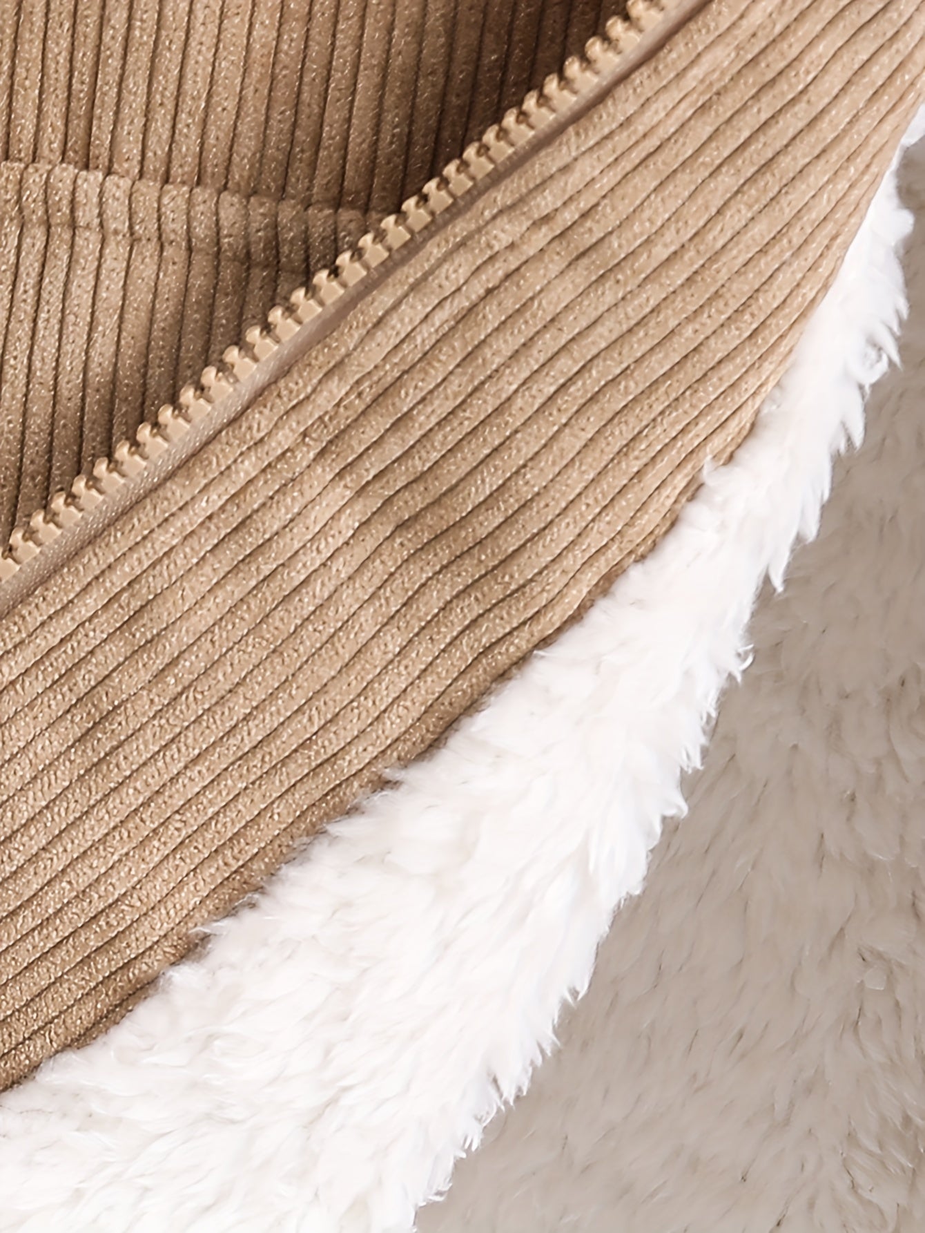 Тёплая куртка для мальчика с плотной флисовой подкладкой, идеальная для осенней и зимней уличной носки.