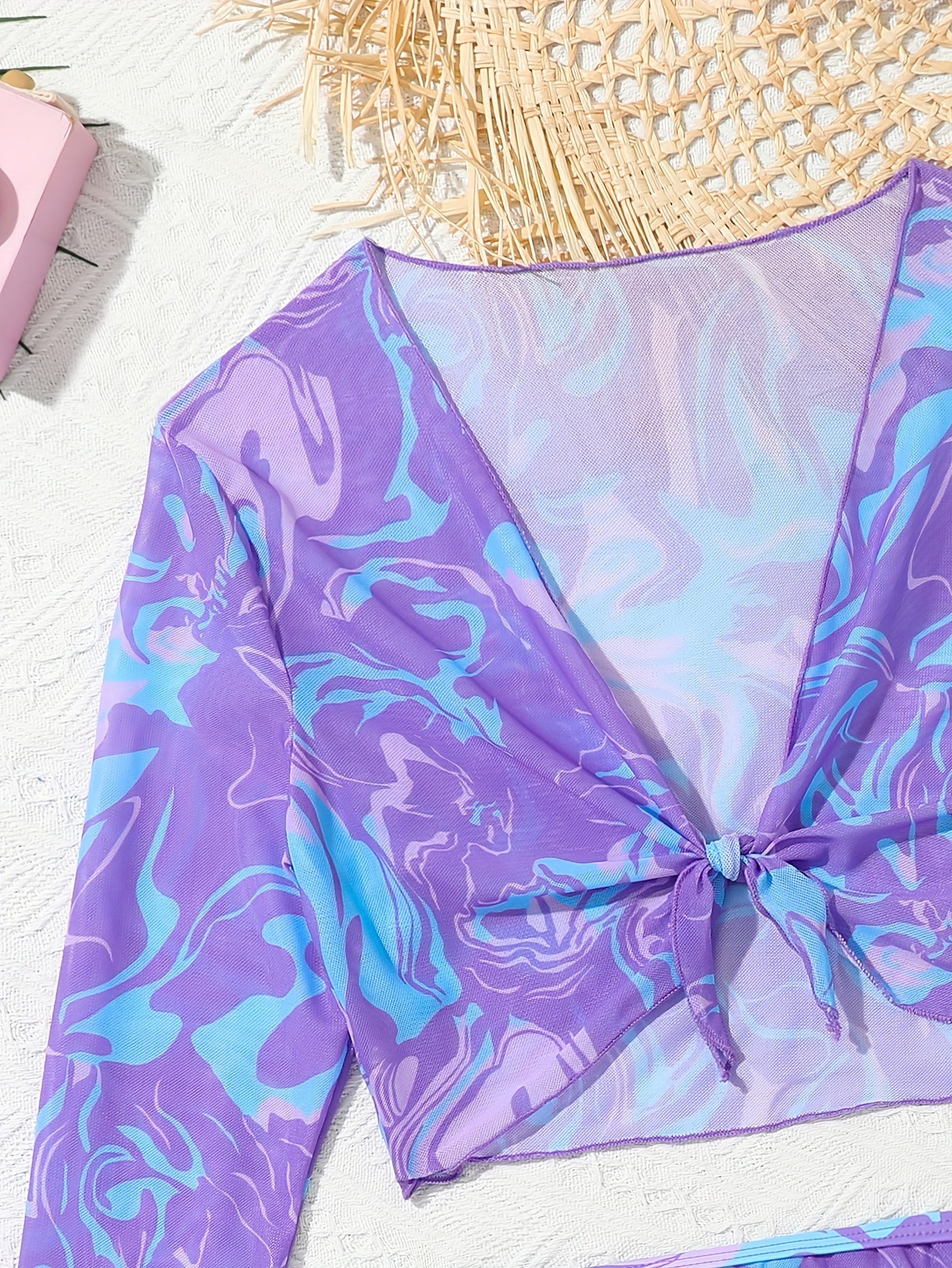 Kross tafsilotlari, push up tepa va bikini pastki qismlari bilan tozalangan polyester bikini to'plami. Har mavsumda tasodifiy printli suzish kiyimlari o'rtacha cho'ziluvchan mato bilan qoplangan. Model PM0003PM7.62cm.