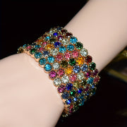 Jozibali va ko'p qirrali, ko'p qatlamli o'ralgan dizaynga ega bilaguzuk