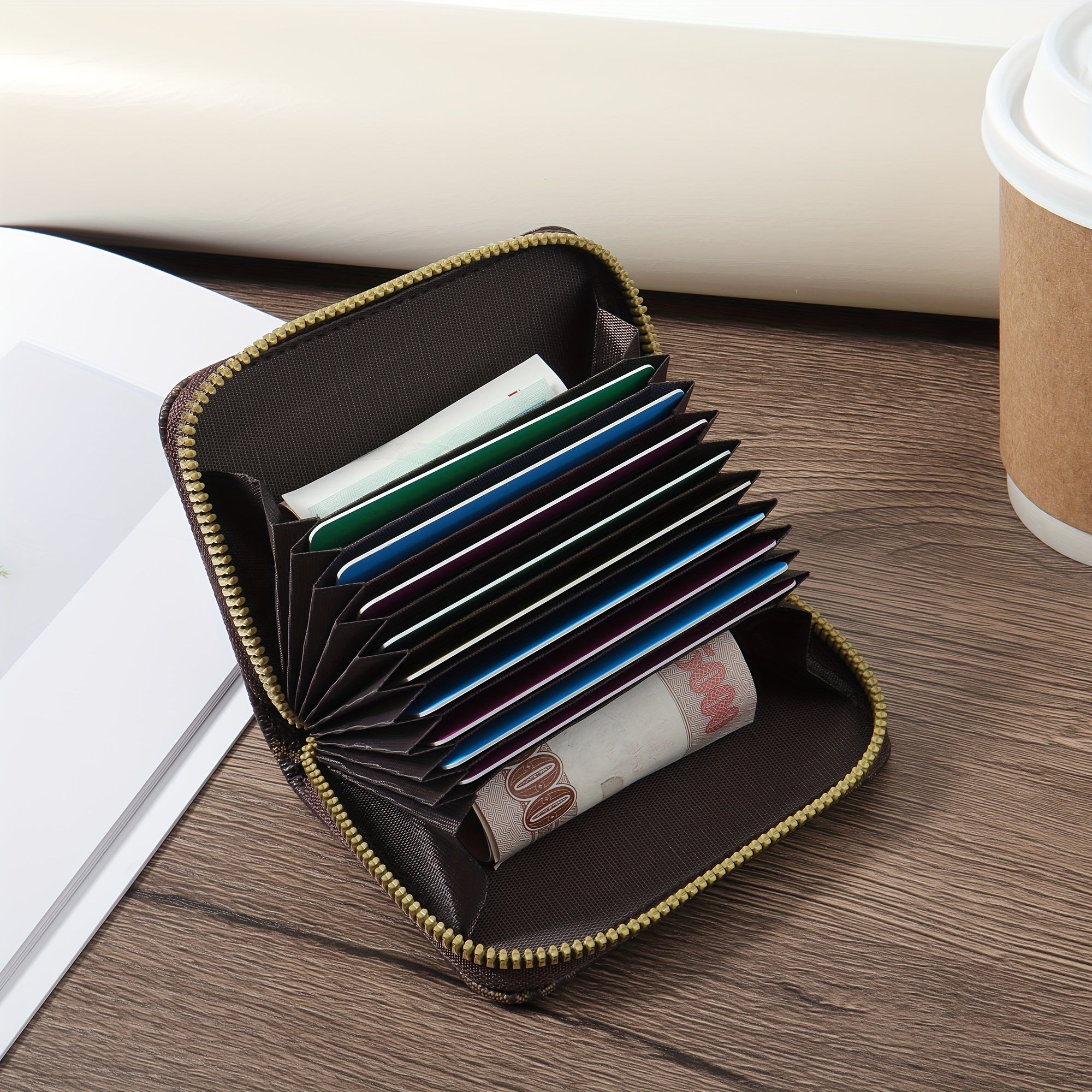 Компактный и стильный кредитный кардхолдер из синтетической кожи с молнией в коричневом и черном гусином узоре. Включает золотые молнии, идеально подходит для ключей и наличных. Легкий и портативный.