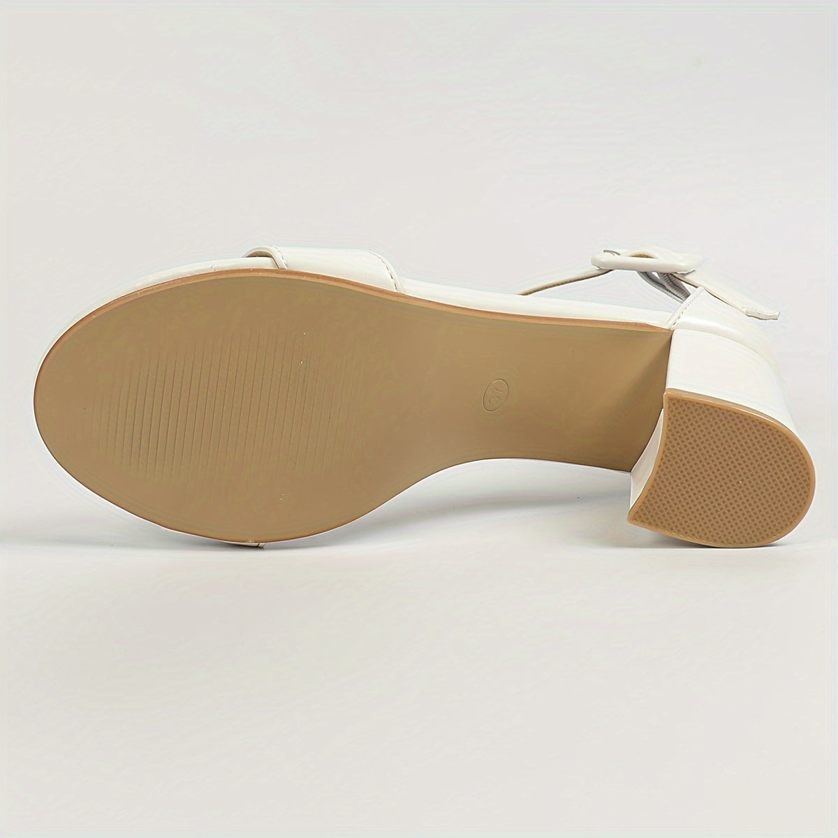 Qulupnay oyoq bilagida tasma va ochiq barmoq bilan zamonaviy oq blok tovonli sandlelar, har qanday holat uchun mos va qulay.