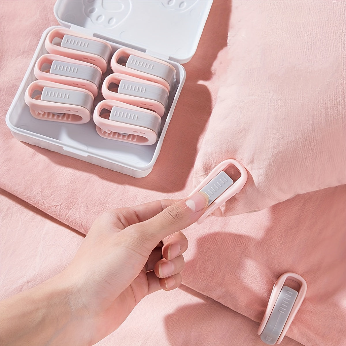 6 ta no-slip yotoq to'siqlari - qulay ulanishi mumkin bo'lgan, ignasiz ushlagichlar, yostiq va pardalarni mustahkam ushlab turish uchun, bir nechta ranglarda mavjud.